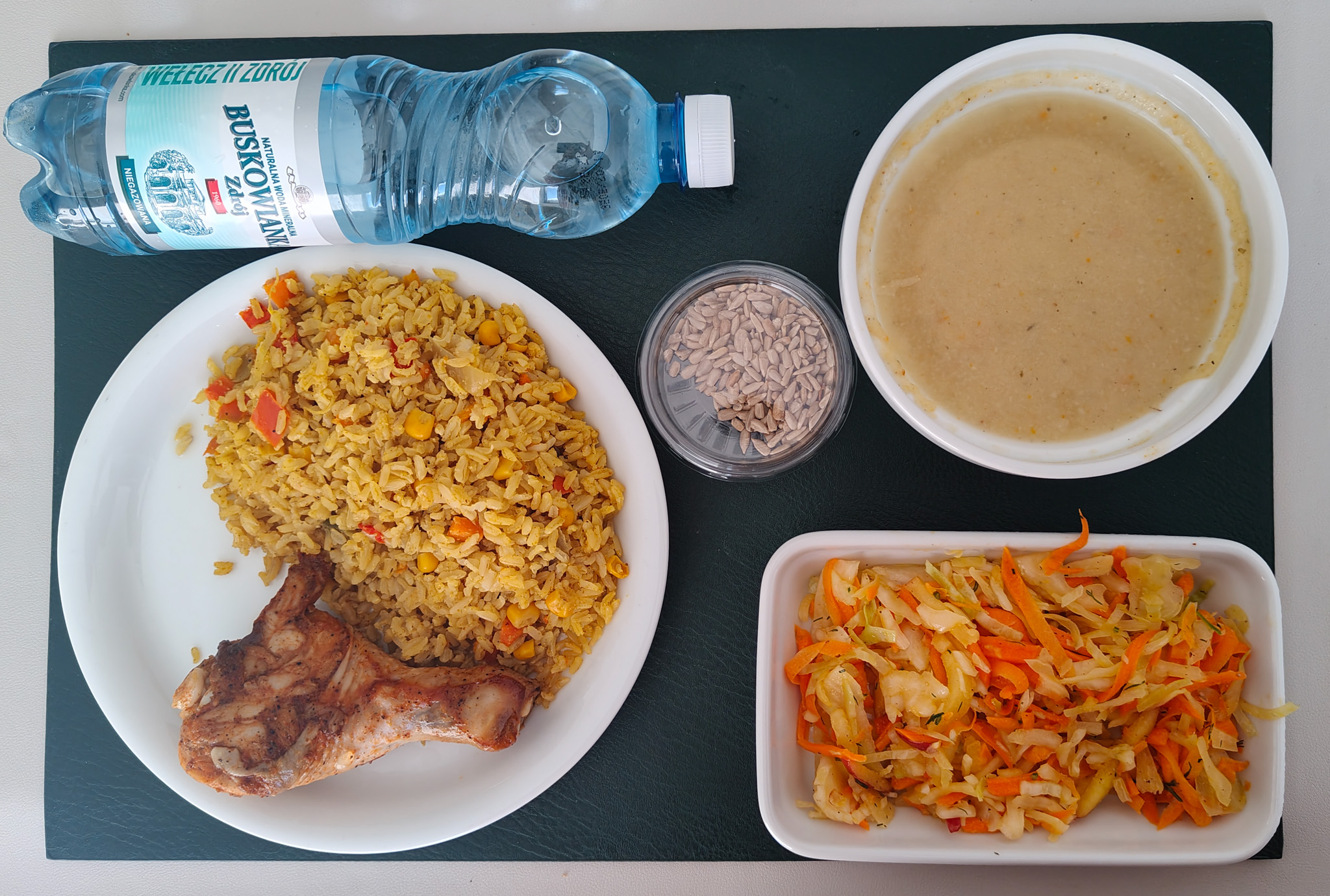 Zupa krem z selera + 300 g ( SOJ, MLE, SEL,) Słonecznik ziarna prażone + 10 g Podudzie pieczone + 120 g Smażony ryż curry z zielonym groszkiem i marchewką + 150 g ( JAJ, SOJ, MLE,) Surówka z białej kapusty z marchwią + 150 g Woda mineralna n/g 0,5l 1 szt