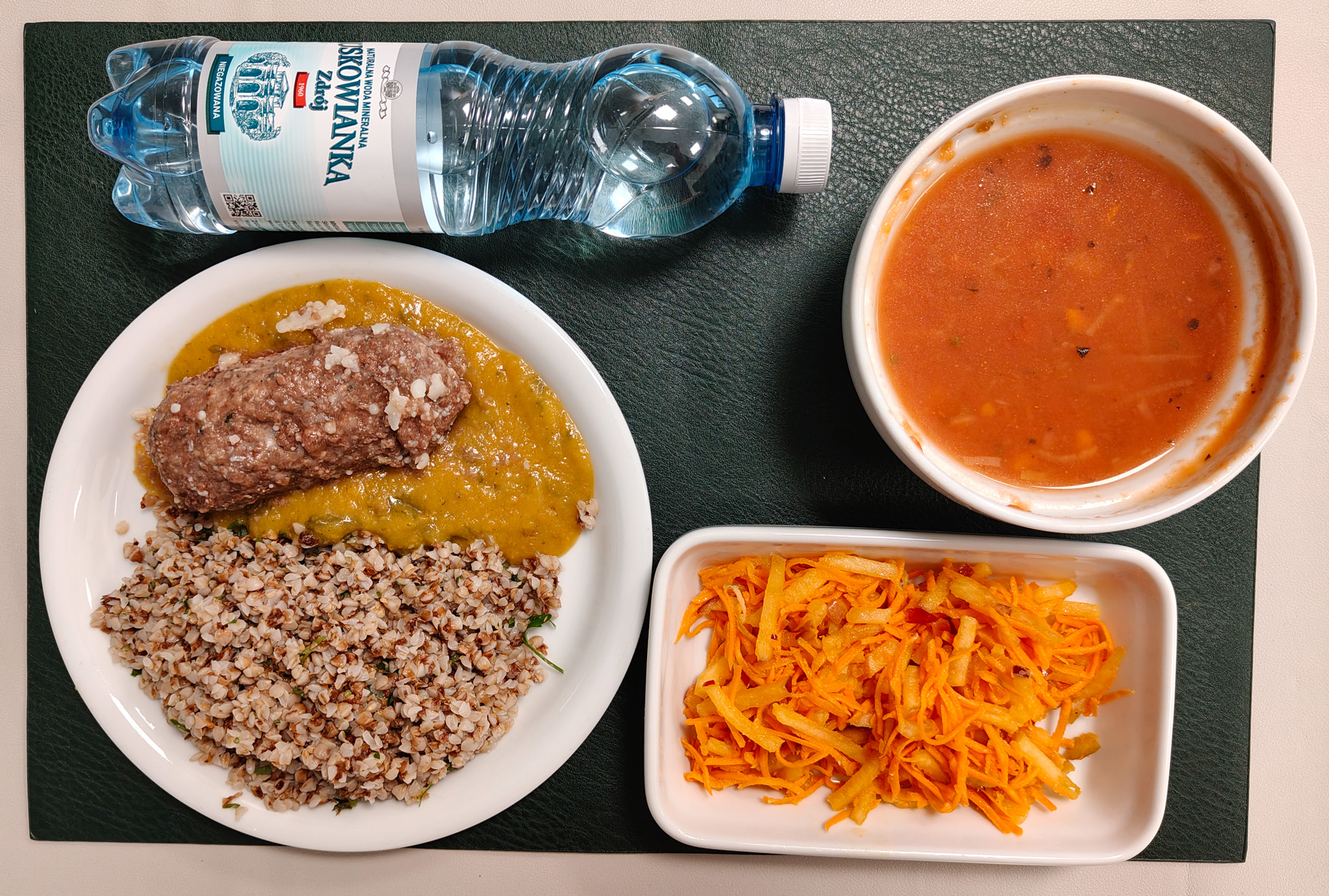 Zupa pomidorowa + 255 g ( SOJ, MLE, SEL,) Makaron pełnoziarnisty świderki + 45 g (GLU PSZ,) Roladka wołowo-wieprzowa z nadzieniem brokułowym dieta + 100 g ( GLU PSZ, JAJ, MLE,) Sos pieczeniowy + 100 g ( GLU PSZ, SOJ, MLE,) Kasza gryczana ciemna z natką pietruszki + 150 g Surówka z marchwi i jabłka b/c + 150 g Woda mineralna n/g 0,5l 1 szt