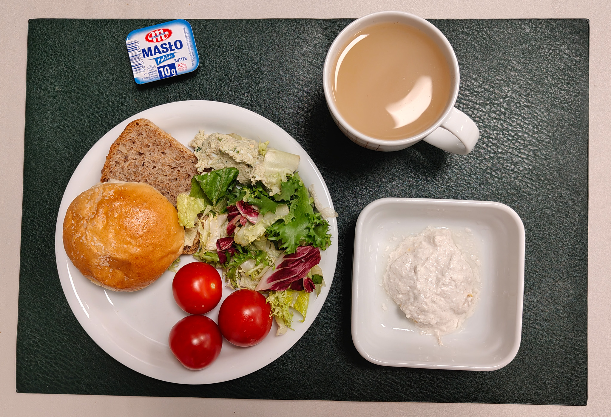 Bułka okrągła z kruszonką 40g 1 szt ( GLU PSZ, JAJ, MLE, ) Chleb ze słonecznikiem i lnem-pszenno-żytni 30 g ( GLU PSZ, GLU ŻYT, ) Masło porcjowane 10g (82% tł.) 1 szt ( MLE,) Miodowy twarożek pomarańczowy + 50 g ( MLE,) Zielona pasta z pieczonego kurczaka + 50 g ( JAJ, MLE,) Pomidorki koktajlowe 100 g Mix sałat 20 g Kawa zbożowa z mlekiem b/c 250 ml ( MLE, GLU ŻYT, GLU JĘCZ, ) Cukier 5 g