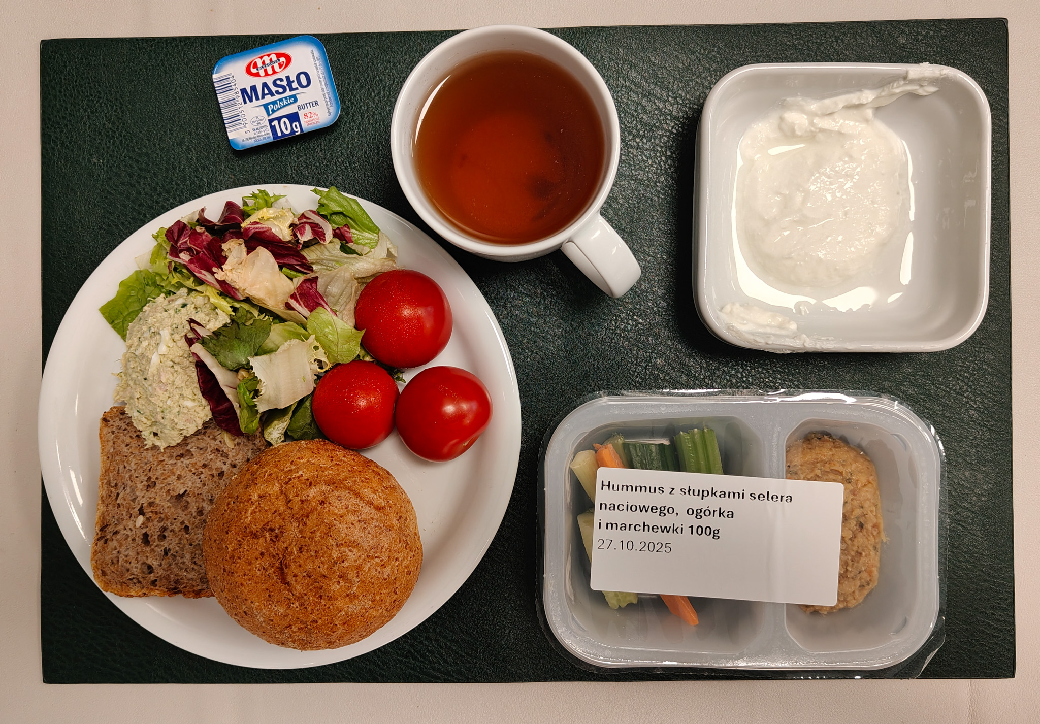 Bułka graham-pszenna 50g 1 szt ( GLU PSZ,) Chleb ze słonecznikiem i lnem-pszenno-żytni 30 g ( GLU PSZ, GLU ŻYT, ) Masło porcjowane 10g (82% tł.) 1 szt ( MLE,) Zielona pasta z pieczonego kurczaka + 50 g ( JAJ, MLE,) Twarożek + 50 g ( MLE,) Pomidorki koktajlowe 100 g Mix sałat 20 g Herbata czarna ekspresowa z cytryną Cateringowa b/c 250 ml