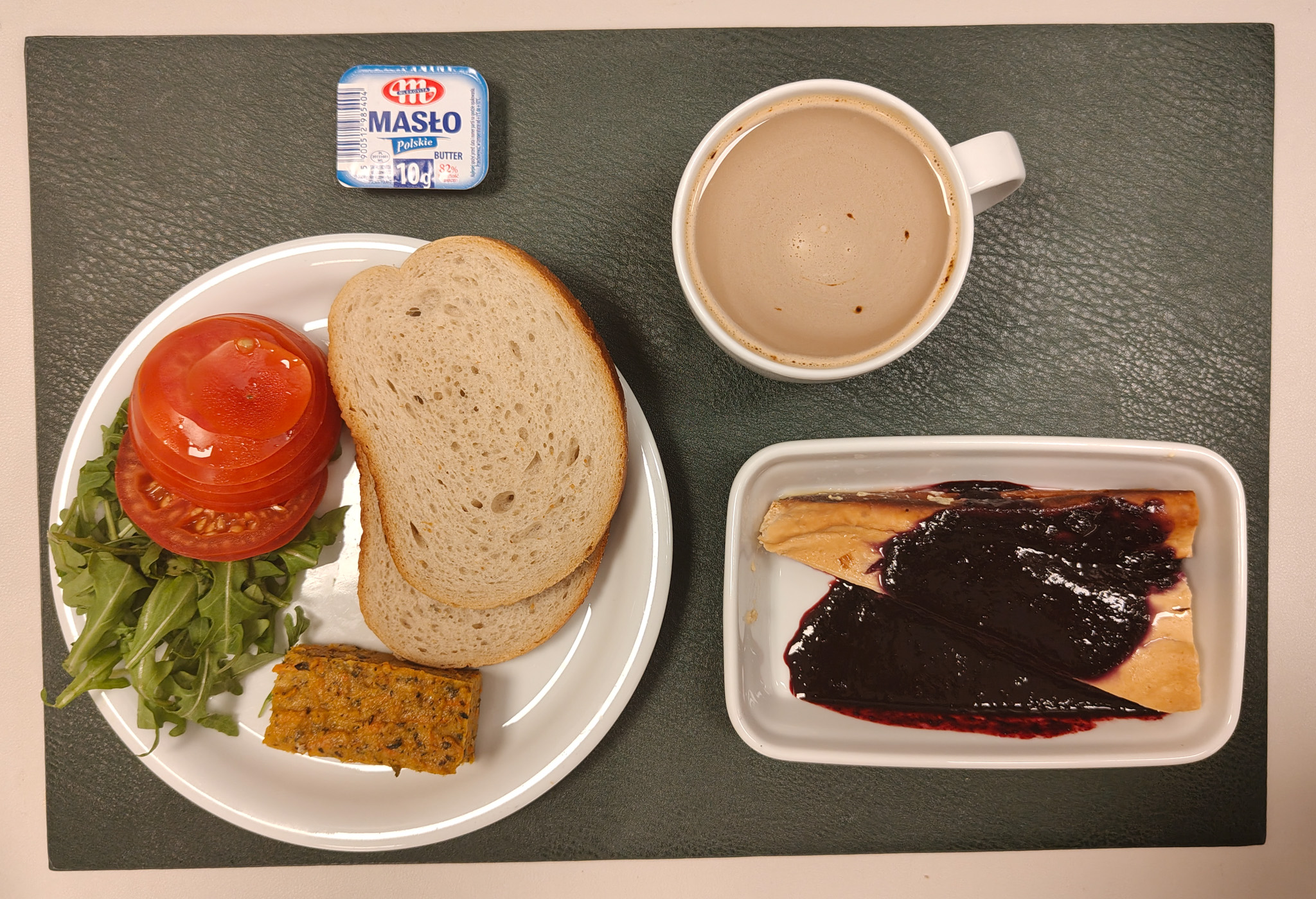 Śniadaniowy sernik z bananami + 150 g ( JAJ, MLE,) Mus jagodowy + 50 g Chleb mieszany pszenno-żytni 50 g ( GLU PSZ, GLU ŻYT, ) Masło porcjowane 10g (82% tł.) 1 szt ( MLE,) Pasztet z cukinii i warzyw + 50 g ( GLU PSZ, JAJ,) Plastry pomidora + 110 g Rukola 10 g Kakao z mlekiem b/c 250 ml ( MLE,) Cukier 5 g