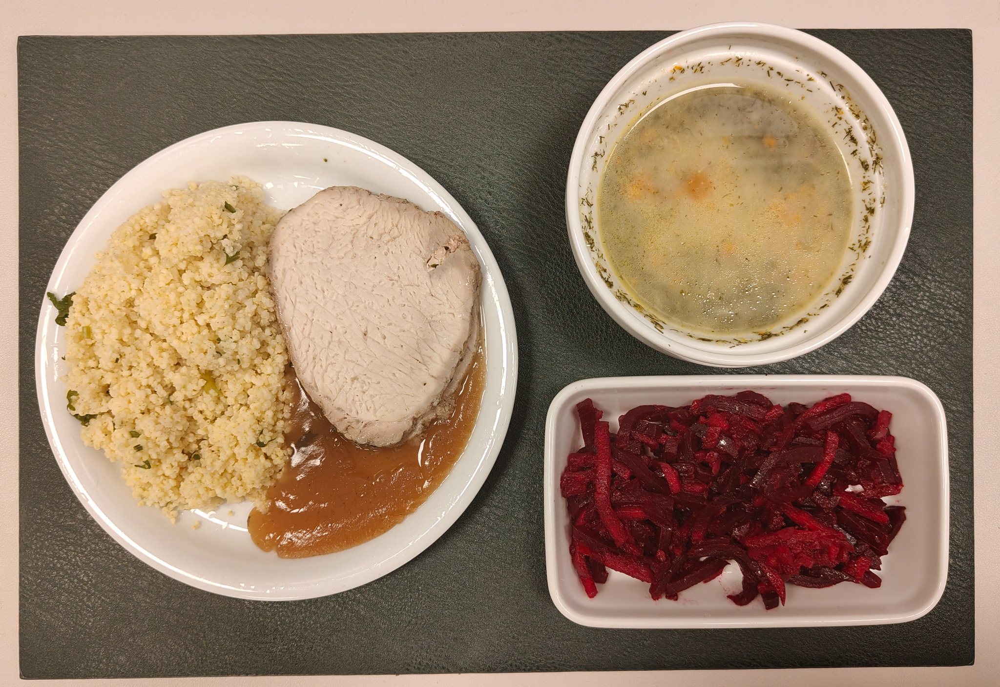 Zupa koperkowa z ryżem + 300 g ( SOJ, MLE, SEL,) Schab gotowany + 100 g Sos własny dieta + 100 g ( SOJ,) Kasza jaglana z natką pietruszki + 200 g Sałatka z buraków i jabłka (z olejem) b/c + 150 g Woda mineralna n/g 0,5l 1 szt