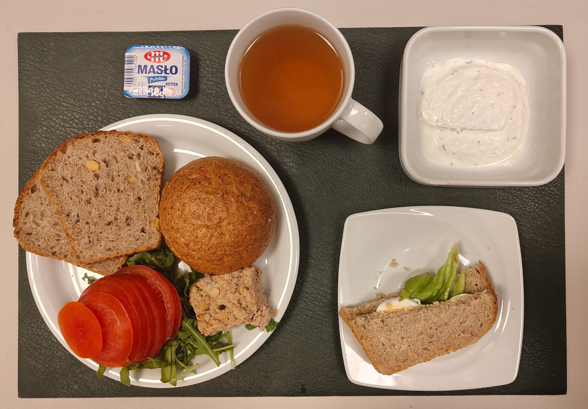 Bułka graham-pszenna 50g 1 szt ( GLU PSZ,) Chleb wieloziarnisty 60 g ( GLU PSZ, SOJ, SEZ, GLU ŻYT, ) Masło porcjowane 10g (82% tł.) 1 szt ( MLE,) Pasztet wieprzowy z warzywami + 50 g ( GLU PSZ, JAJ, SOJ, MLE, SEL, ) Twarożek z koperkiem + 50 g ( MLE,) Plastry pomidora + 110 g Rukola 10 g Herbata czarna ekspresowa z cytryną Cateringowa b/c 250 ml