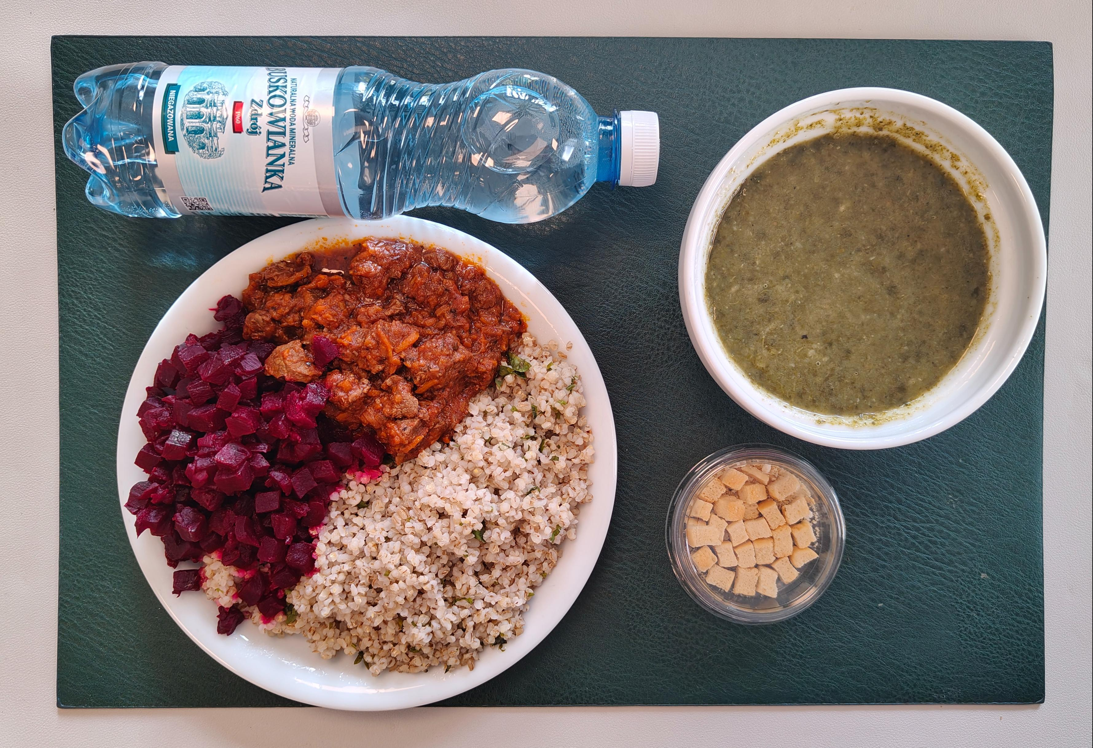 Krem ze szpinaku + 300 g ( SOJ, SEL,) Grzanki pszenne + 10 g ( GLU PSZ, JAJ, MLE, może zawierać: SOJ,) Gulasz wołowy dieta + 150 g Kasza jęczmienna z natką pietruszki + 150 g ( GLU JĘCZ,) Buraki gotowane + 150 g Woda mineralna n/g 0,5l 1 szt