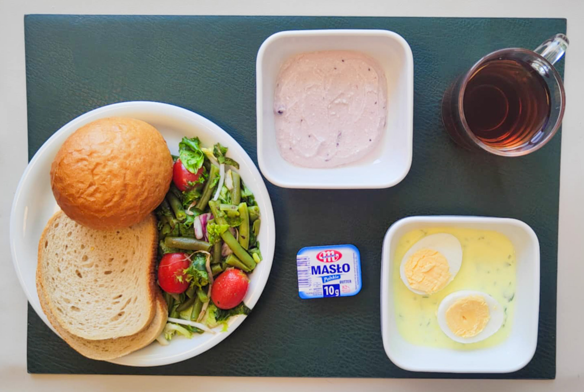Dieta lekkostrawna  Bułka koktajlowa pszenna 30g 1 szt ( GLU PSZ, GLU ŻYT,) Chleb mieszany pszenno-żytni 50 g ( GLU PSZ, GLU ŻYT,) Masło porcjowane 10g (82% tł.) 1 szt ( MLE,) Porzeczkowy twarożek + 50 g ( MLE,) Jajko w sosie jogurtowo-pietruszkowym + 100 g ( JAJ, MLE,) Sałatka wiosenna dieta + 120 g Herbata czarna ekspresowa z cytryną Cateringowa z/c 250 ml