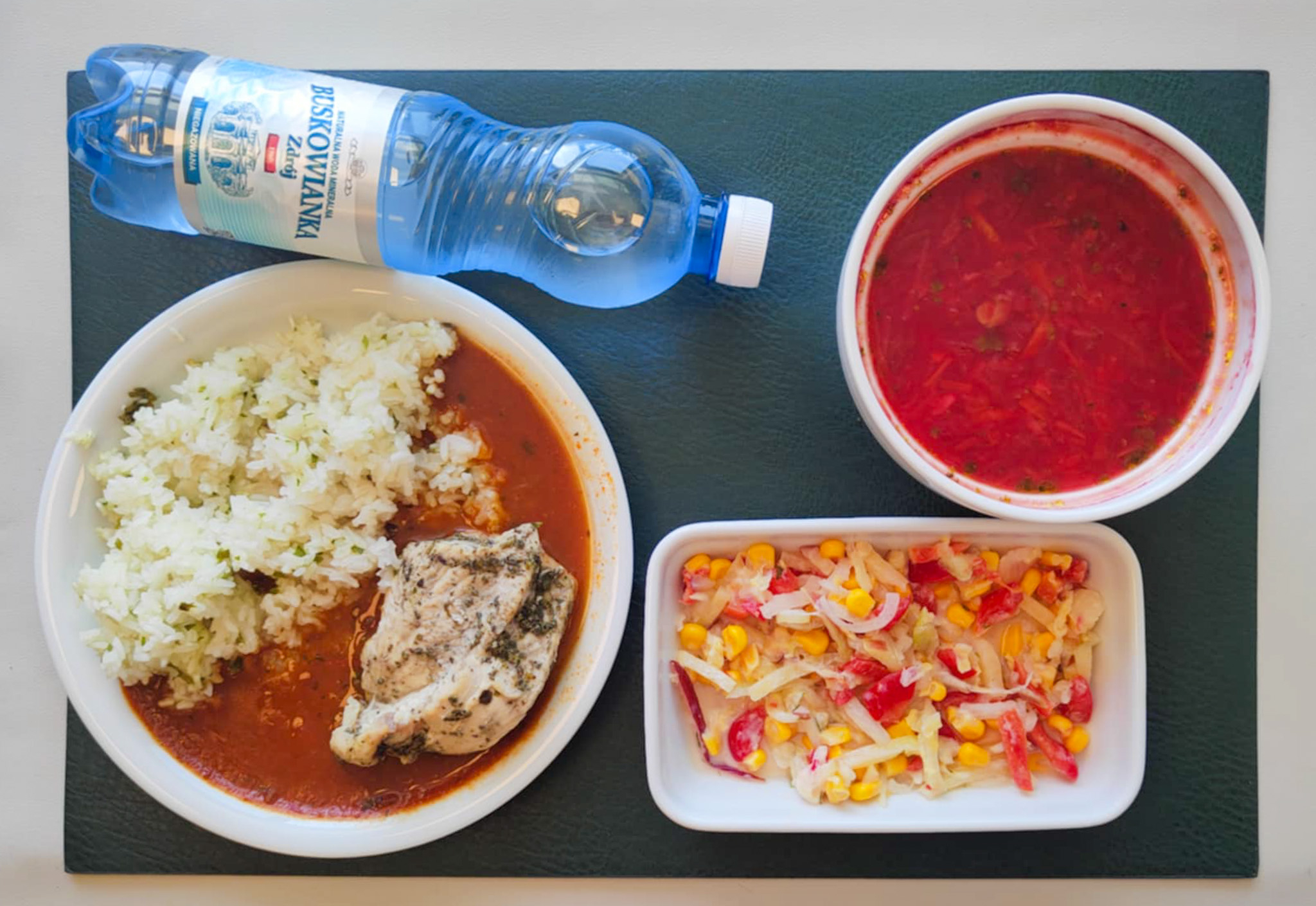 Dieta podstawowa  Barszcz czerwony z ziemniakami + 300 g ( SOJ, MLE, SEL,) Filet z indyka pieczony dieta + 100 g Sos curry + 100 g Ryż biały z natką pietruszki + 150 g Surówka z kapusty pekińskiej, kukurydzą, jabłkiem, papryką czerwoną b/c + 150 g ( MLE,) Woda mineralna n/g 0,5l 1 szt
