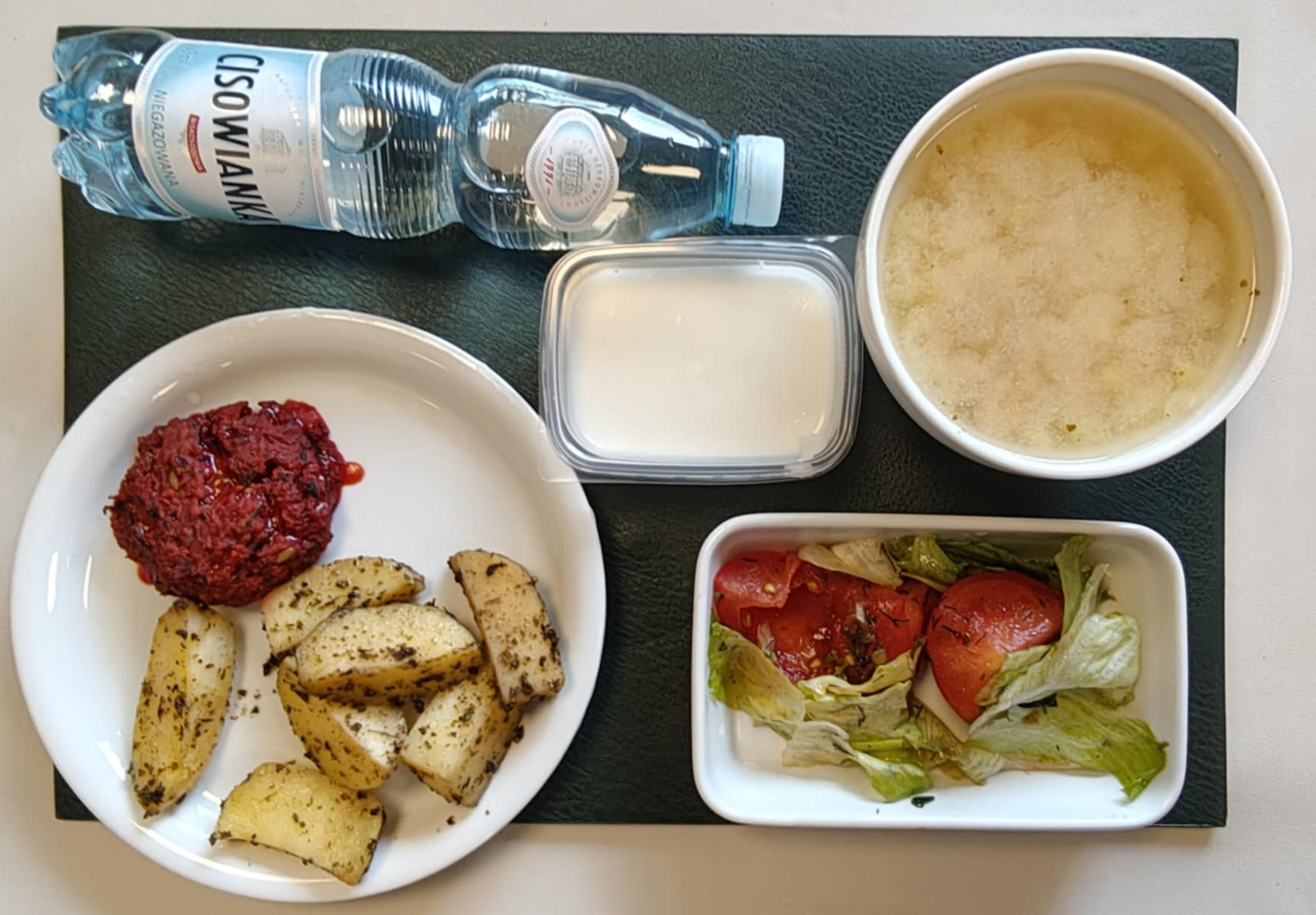 Barszcz biały z ziemniakami + 300 g ( GLU PSZ, SOJ, MLE, SEL, GLU ŻYT,) Burger z buraka z serem mozzarella 80g + 80 g ( GLU PSZ, JAJ, MLE, GOR, ) Dip jogurtowy o smaku czosnkowym + 100 g ( MLE,) Ziemniaki łódeczki pieczone w ziołach + 150 g Ogórek kiszony małosolny + 150 