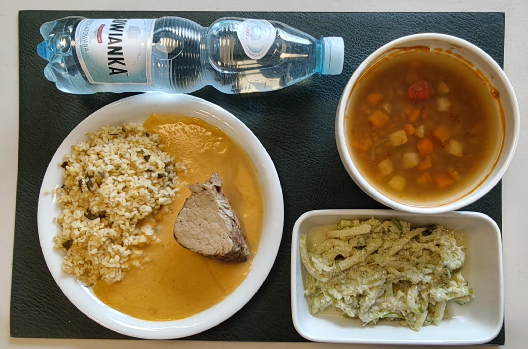 Zupa z soczewicą i warzywami + 300 g ( GLU PSZ, SOJ, SEL,) Polędwiczka wieprzowa pieczona dieta + 100 g Sos jarzynowy dieta + 100 g ( MLE,) Kasza bulgur z natką pietruszki + 150 g ( GLU PSZ,) Surówka z selera naciowego z koprem włoskim bez cukru + 150 g (MLE, SEL,) Woda mineralna n/g 0,5l 1 szt