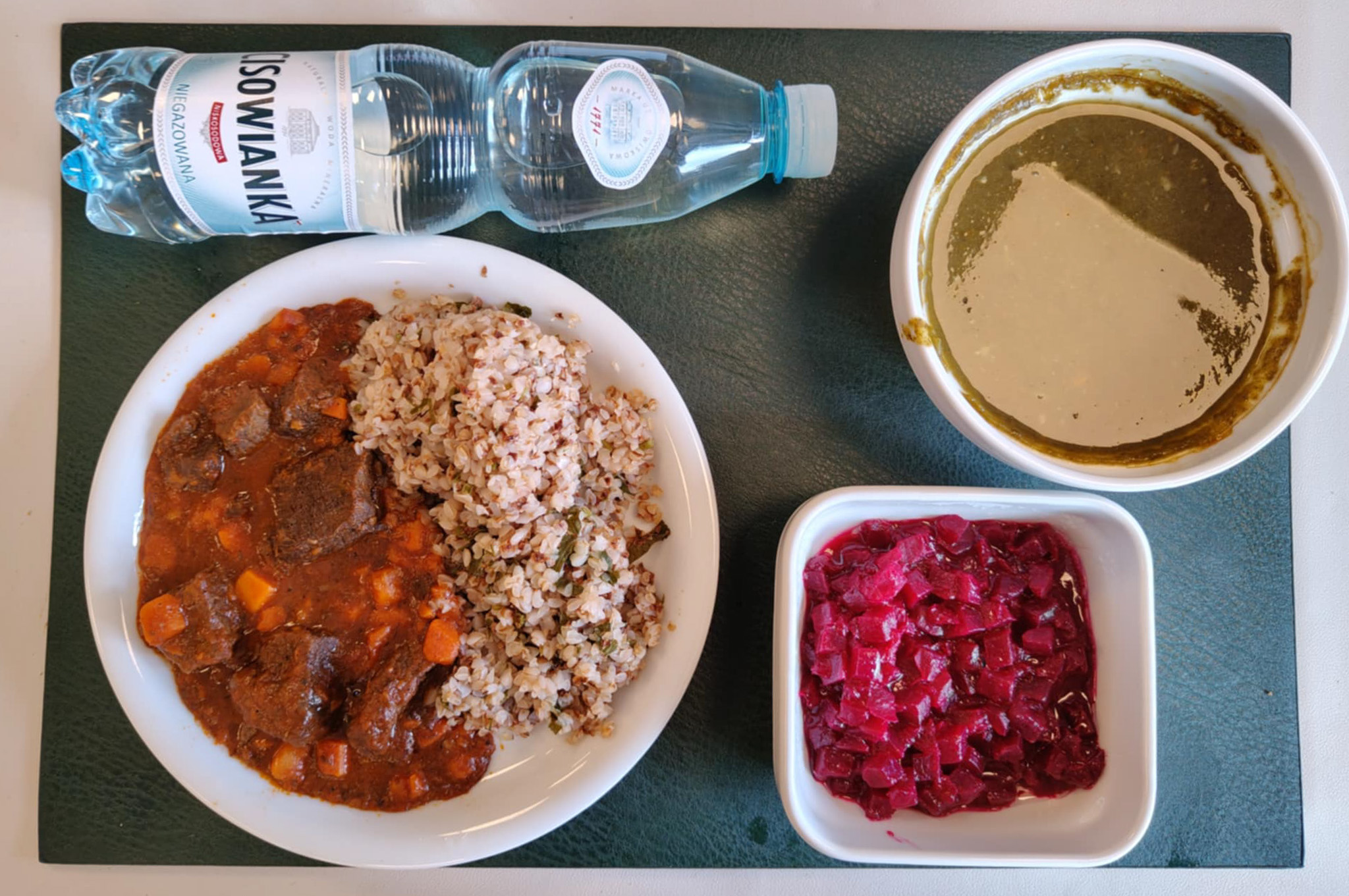 Krem ze szpinaku + 300 g ( SOJ, SEL,) Gulasz wołowy dieta + 150 g Kasza gryczana ciemna z natką pietruszki + 150 g Surówka z czerwonej kapusty b/c + 150 g ( MLE,) Woda mineralna n/g 0,5l 1 szt