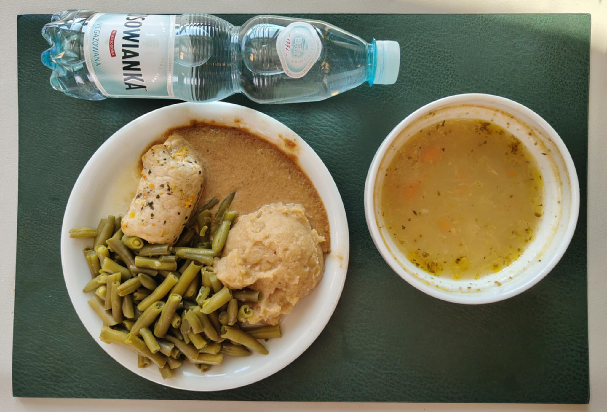 Kapuśniak z kapusty kiszonej + 300 g ( GLU PSZ, SOJ, SEL,) Zrazik wieprzowy zawijany dieta + 100 g ( MLE,) Sos pietruszkowy + 100 g ( SOJ, MLE,) Puree z kalafiora + 150 g ( MLE,) Fasolka szparagowa zielona + 150 g Woda mineralna n/g 0,5l 1 szt