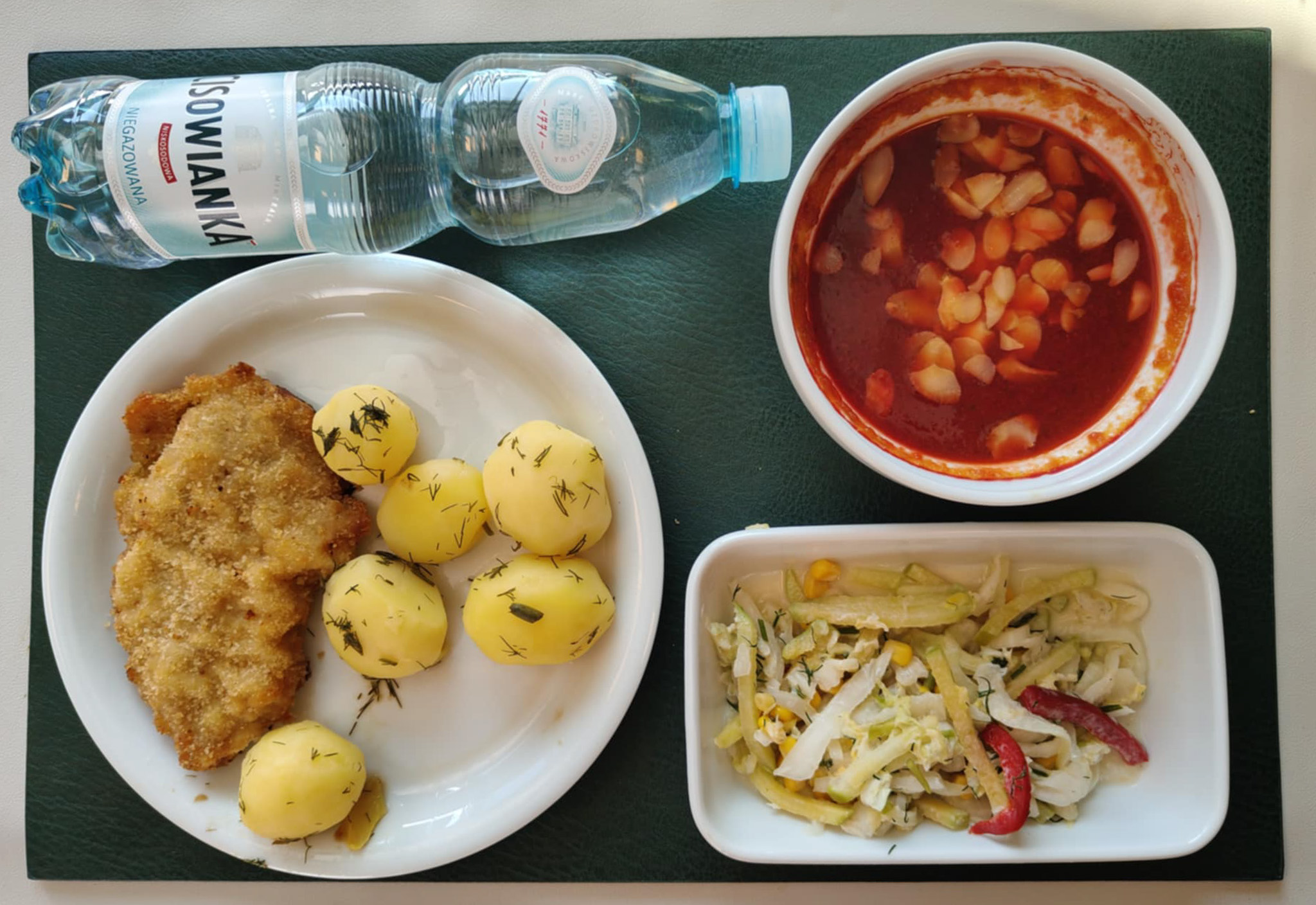 Zupa krem z buraków + 300 g ( SOJ, SEL,) Prażone płatki migdałów 10 g ( ORZ,) Kotlet schabowy panierowany + 100 g ( GLU PSZ, JAJ,) Ziemniaki gotowane z koperkiem + 150 g Surówka z kapusty pekińskiej, kukurydzą, papryką czerwoną i koperkiem b/c + 150 g (MLE,) Woda mineralna n/g 0,5l 1 szt