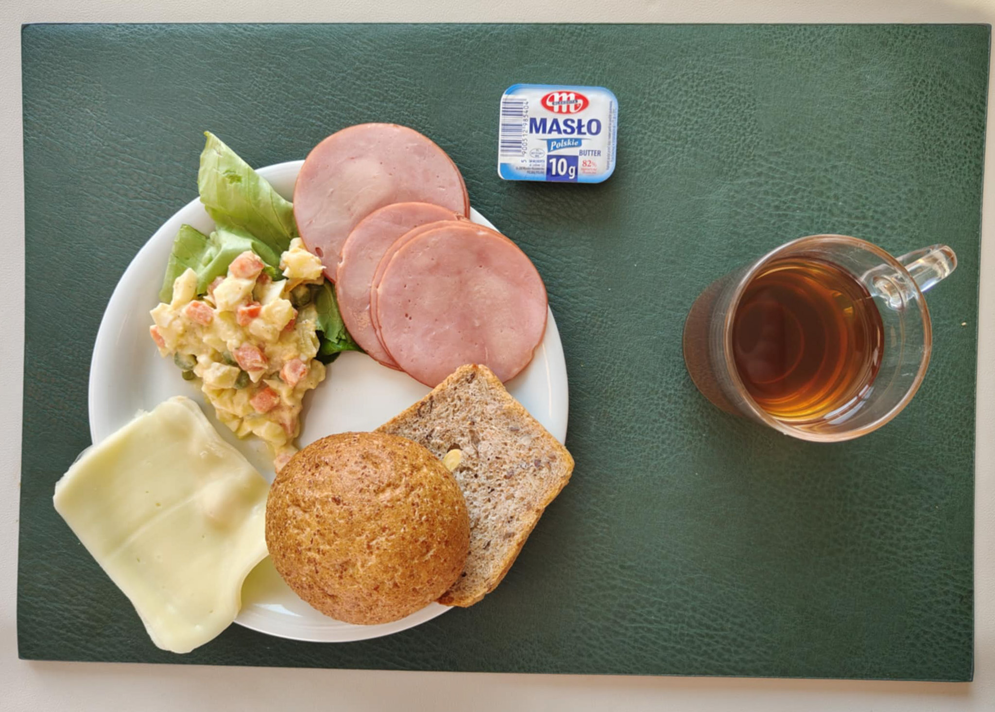 Bułka graham-pszenna 50g 1 szt ( GLU PSZ,) Chleb wieloziarnisty 30 g ( GLU PSZ, SOJ, SEZ, GLU ŻYT, ) Masło porcjowane 10g (82% tł.) 2 szt ( MLE,) Ser mozzarella 30 g (MLE,) Szynkowa dębowa kieł.wp.gr.rozd.wędz.parzo.z dodat.wody w osł.niejad 50 g Sałatka jarzynowa z jajkiem dieta + 120 g ( JAJ, MLE, SEL,) Sałata zielona 5 g Herbata czarna ekspresowa z cytryną Cateringowa b/c 250 ml