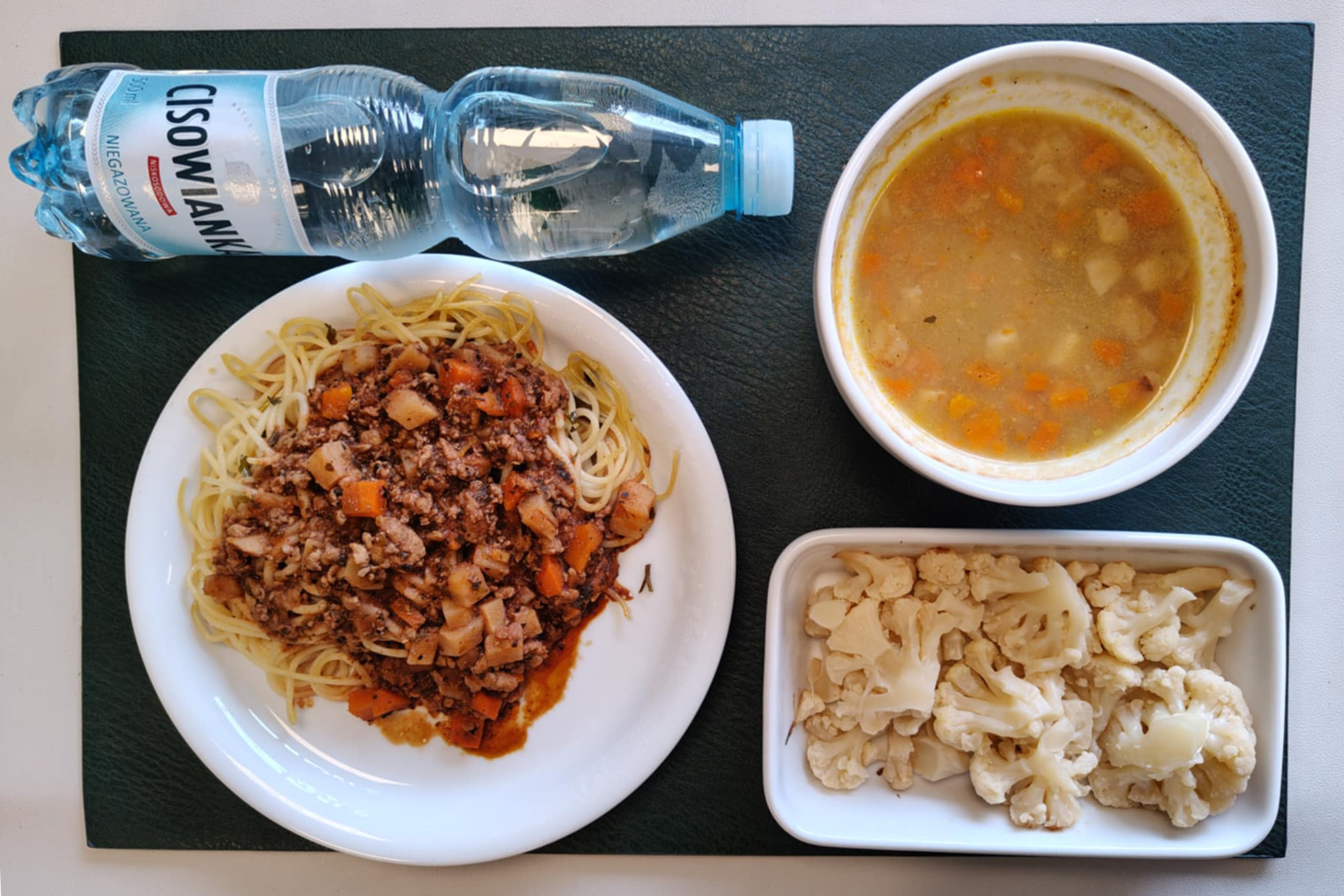 Zupa jarzynowa z ziemniakami + 300 g ( SOJ, MLE, SEL,) Sos boloński z wieprzowiną (dieta) + 150 g ( SEL,) Makaron spaghetti z natką pietruszki + 150 g ( GLU PSZ,) Kalafior gotowany + 150 g Woda mineralna n/g 0,5l
