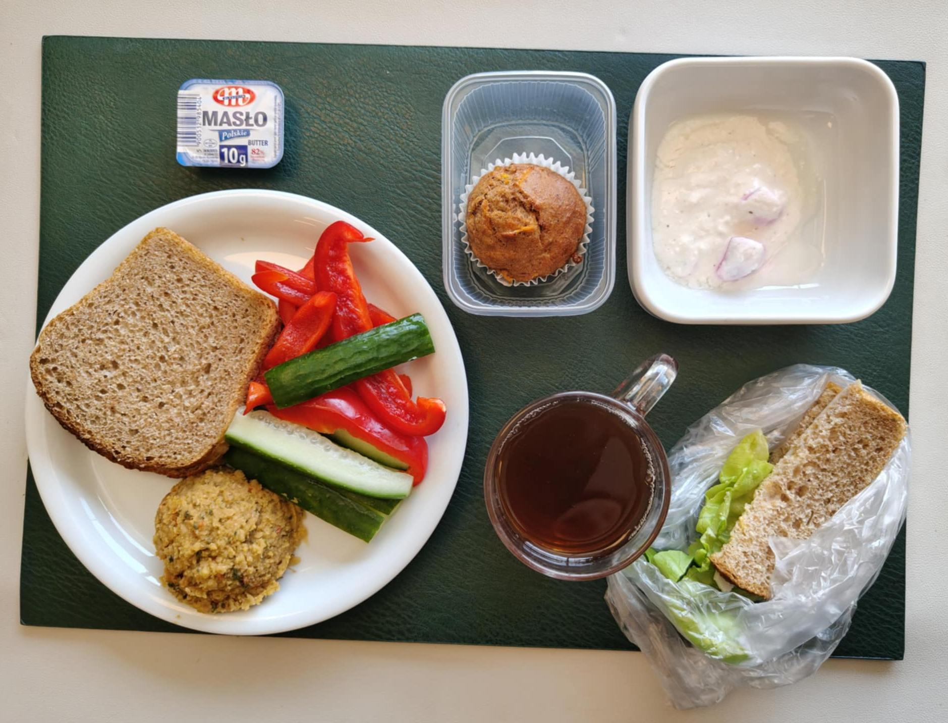 Muffin marchewkowy z orzechami o niskim IG 50g 1 szt ( GLU PSZ, JAJ, MLE, ORZ, może zawierać: SOJ, ) Chleb Graham 60 g (GLU PSZ,) Masło porcjowane 10g (82% tł.) 1 szt ( MLE,) Twarożek z rzodkiewką + 50 g ( MLE,) Hummus + 50 g (SOJ,) Papryka i ogórek słupki + 120 g Herbata czarna ekspresowa z cytryną Cateringowa b/c 250 ml