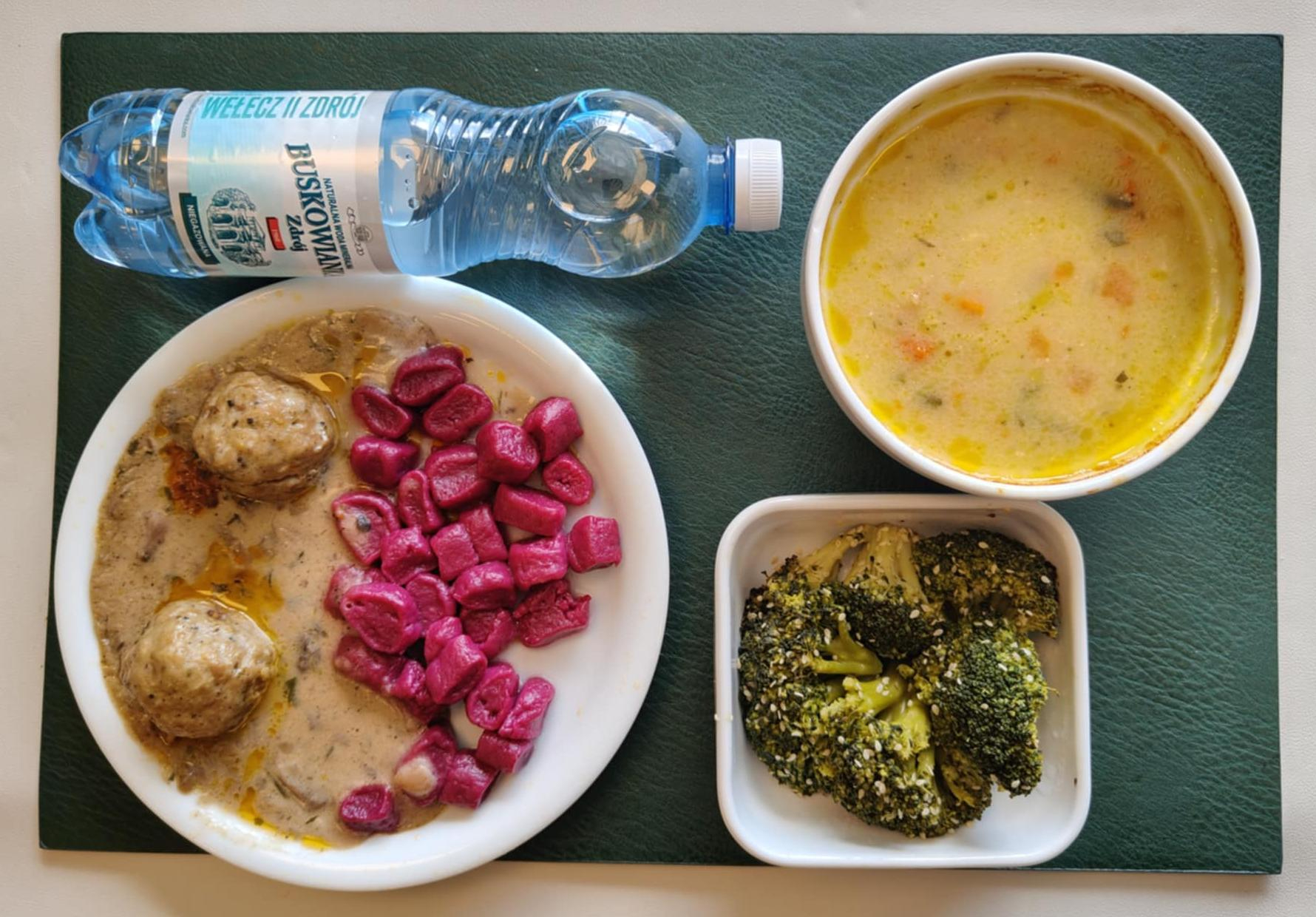 Zupa z fasolki szparagowej z ziemniakami + 300 g (SOJ, MLE, SEL,) Pulpet wieprzowy z nadzieniem pomidorowym + 100 g (GLU PSZ, JAJ, SEL, ) Sos pieczarkowy + 100 g ( MLE,) Ziemniaki gotowane z koperkiem + 150 g Brokuł gotowany z sezamem + 150 g ( SEZ,) Woda mineralna n/g 0,5l 1 szt