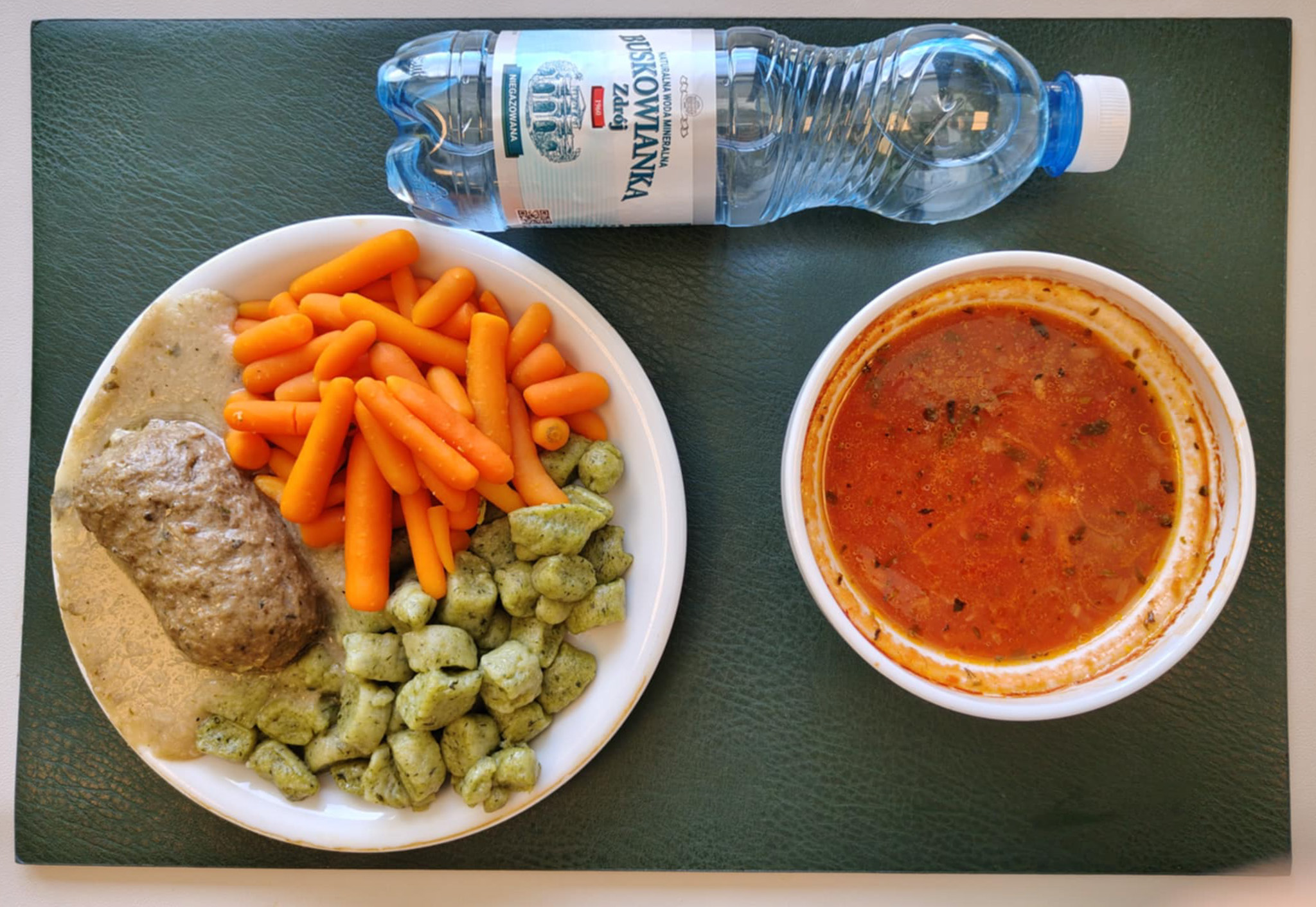 Zupa pomidorowa + 255 g ( SOJ, MLE, SEL,) Makaron muszelki + 45 g ( GLU PSZ,) Roladka wołowo-wieprzowa z nadzieniem brokułowym dieta + 100 g ( GLU PSZ, JAJ, MLE,) Sos pietruszkowy + 100 g ( SOJ, MLE,) Kopytka szpinakowe + 150 g ( GLU PSZ, JAJ, może zawierać: SOJ, SEL, GOR, ) Marchew mini gotowana + 150 g Woda mineralna n/g 0,5l 1 szt