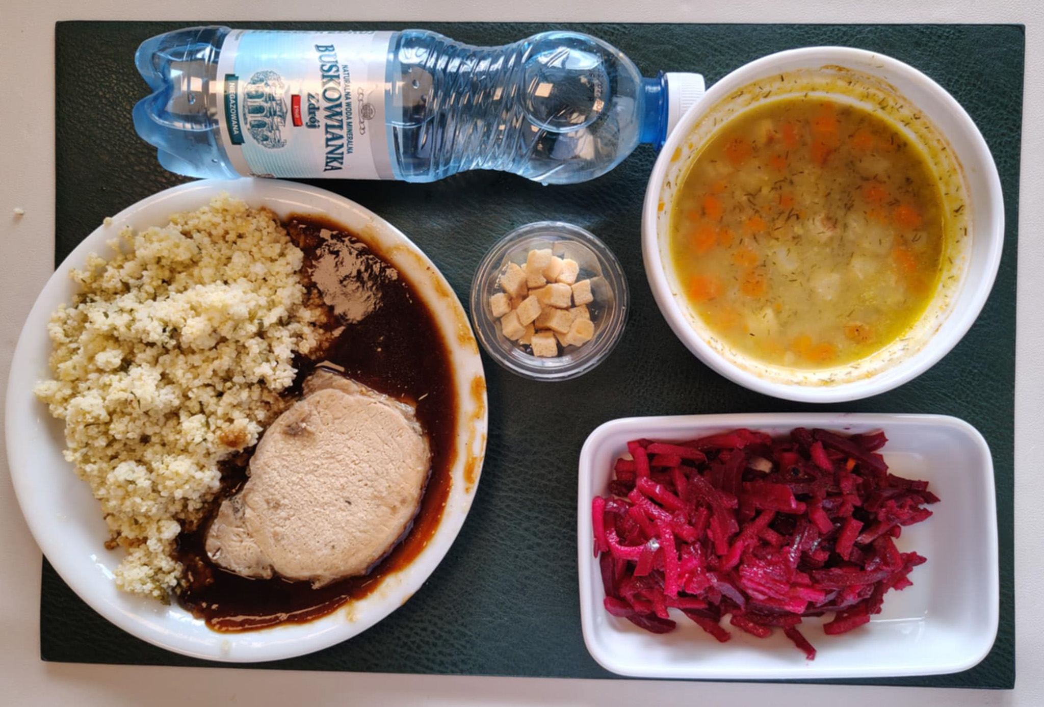 Zupa koperkowa z ryżem + 300 g ( SOJ, MLE, SEL,) Schab gotowany + 100 g Sos własny dieta + 100 g ( SOJ,) Kasza jaglana z natką pietruszki + 150 g Sałatka z buraków i jabłka (z olejem) b/c + 150 g Woda mineralna n/g 0,5l 1 szt