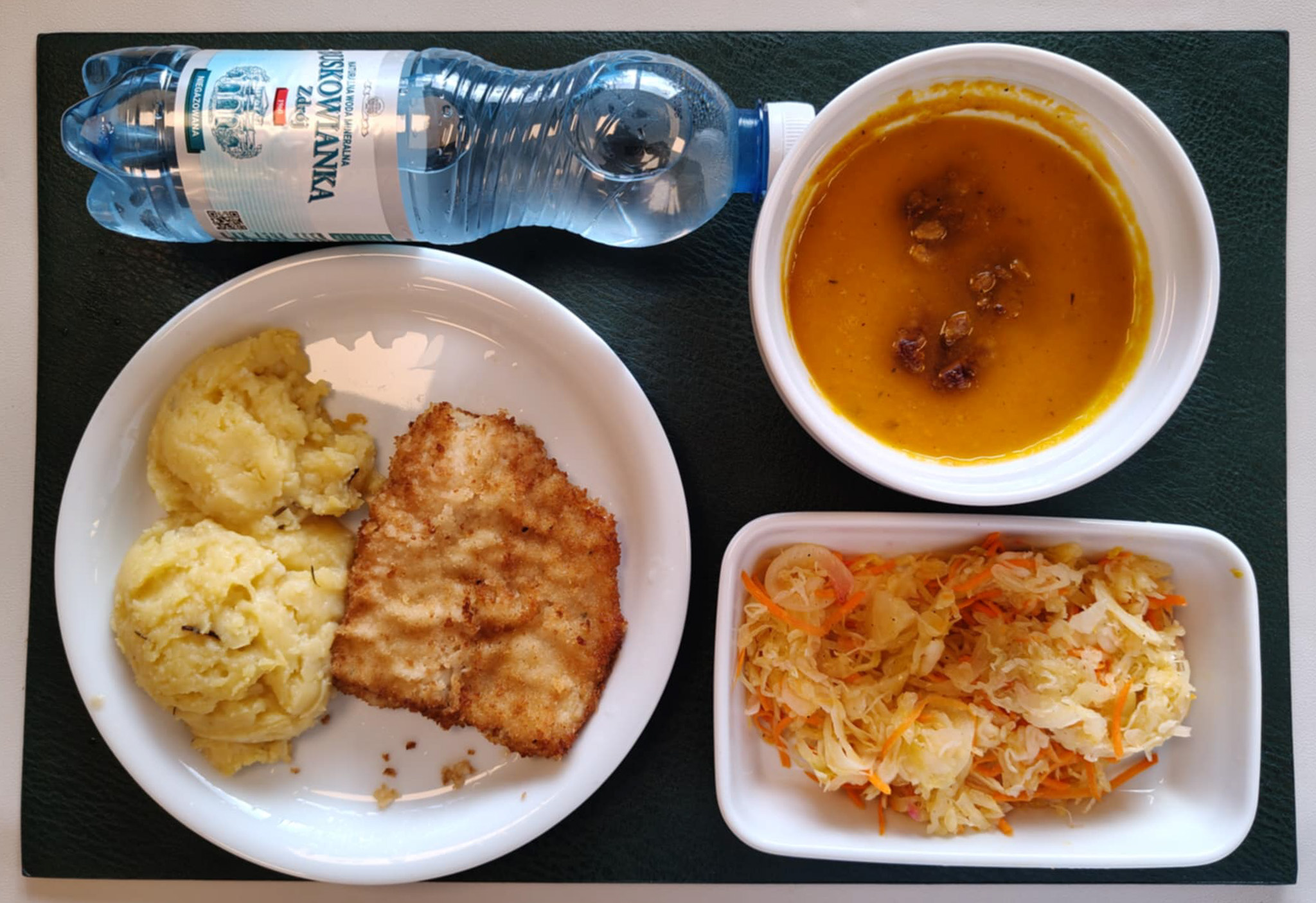 Krem z marchwii + 300 g ( SOJ, SEL,) Orzechy włoskie łuskane 10 g ( ORZ,) Morszczuk panierowany 100g + 100 g ( GLU PSZ, JAJ, RYB,) Puree ziemniaczane + 150 g ( MLE,) Surówka z kapusty kiszonej z olejem b/c + 150 g Woda mineralna n/g 0,5l 1 szt