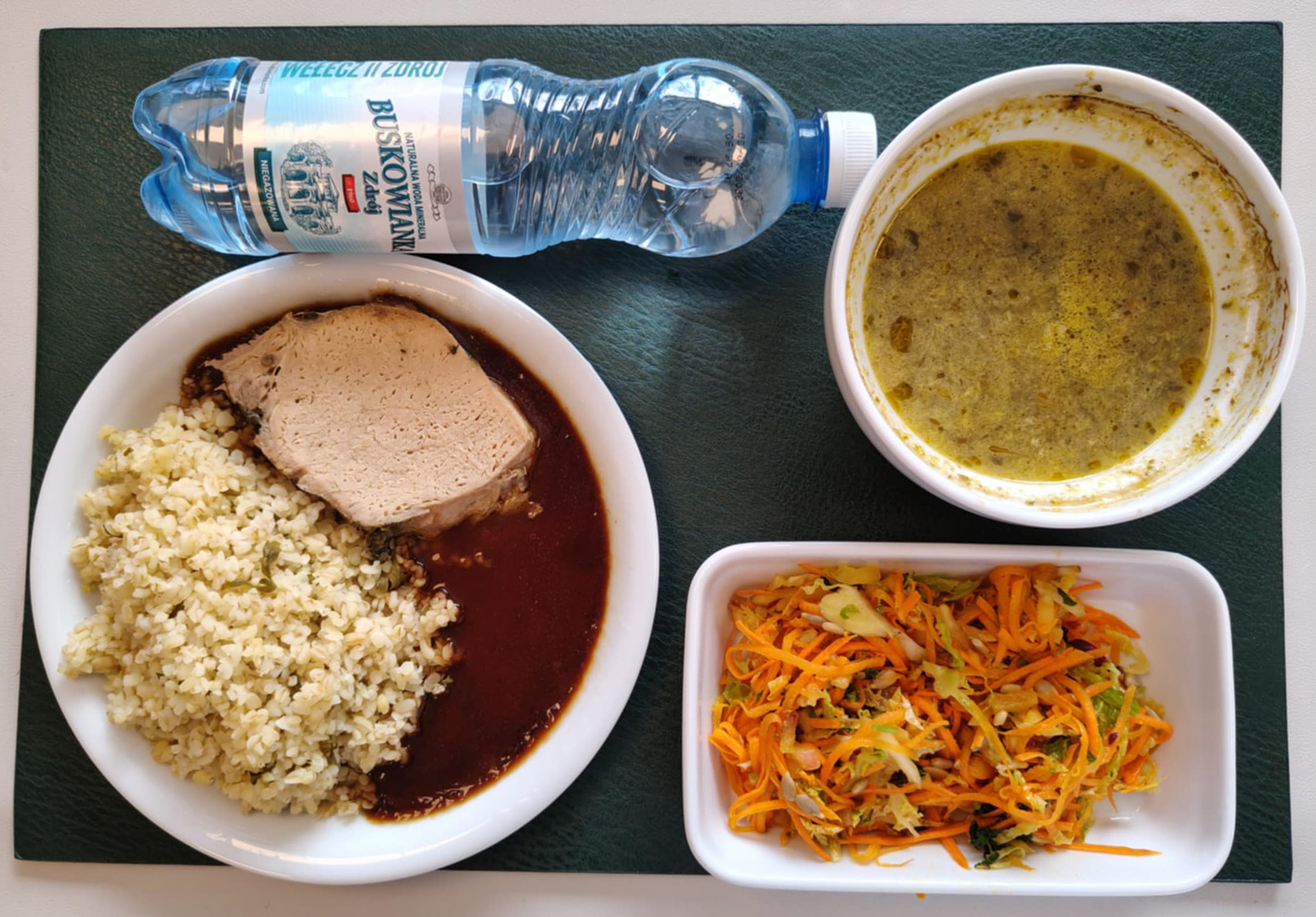 Zupa szczawiowa z ziemniakami + 300 g (SOJ, MLE, SEL,) Schab gotowany + 100 g Sos własny + 100 g (GLU PSZ, SOJ,) Kasza bulgur z natką pietruszki + 150 g (GLU PSZ,) Surówka z kapusty włoskiej + 150 g Woda mineralna n/g 0,5l 1 szt