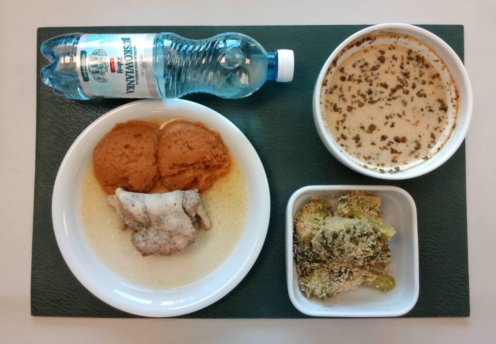 Krem z pieczonej papryki + 300 g ( SOJ, SEL,) Grzanki żytnie + 10 g ( GLU ŻYT,) Naleśniki szpinakowe pełnoziarniste z szarpanym kurczakiem + 300 g ( JAJ, MLE, może zawierać: SOJ, SEL, GOR, ) Dip jogurtowo-koperkowy + 100 g ( MLE,) Surówka z selera i marchwi b/c + 150 g (MLE, SEL,) Woda mineralna n/g 0,5l 1 szt