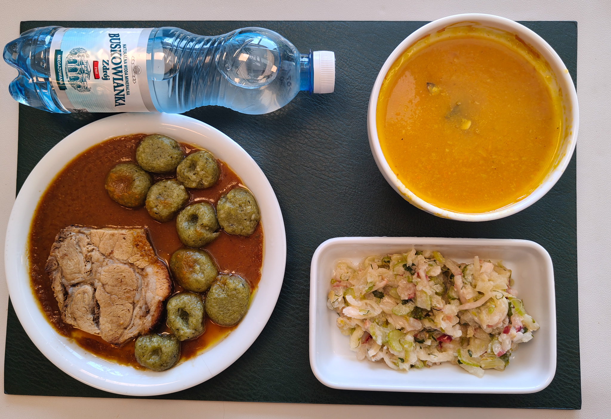 Zupa krem z dyni + 300 g ( SOJ, SEL,) Pestki dyni 10 g Karkówka pieczona + 100 g ( GOR,) Sos pieczeniowy + 100 g ( GLU PSZ, SOJ, MLE,) Kluski śląskie ze szpinakiem + 150 g ( JAJ, może zawierać: GLU PSZ, SOJ, SEL, GOR, ) Surówka z selera naciowego z koprem włoskim bez cukru + 150 g ( MLE, SEL,) Woda mineralna n/g 0,5l 1 szt