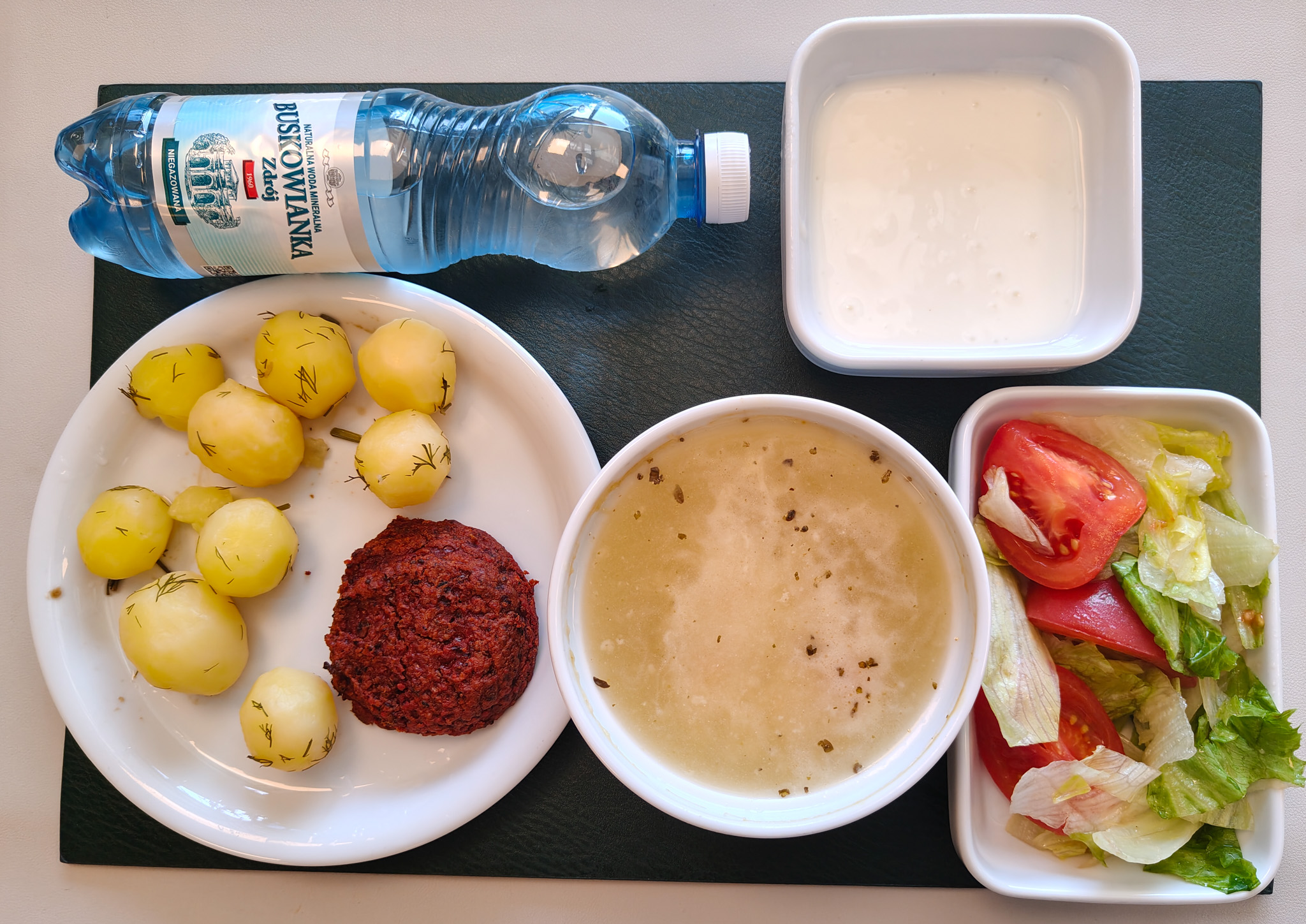 Barszcz biały z ziemniakami + 300 g ( GLU PSZ, SOJ, MLE, SEL, GLU ŻYT, ) Burger z buraka z serem mozzarella (dieta) + 80 g (GLU PSZ, JAJ, MLE, ) Dip jogurtowy naturalny + 100 g ( MLE,) Ziemniaki gotowane z koperkiem + 150 g Sałata lodowa z pomidorami i olejem + 150 g Woda mineralna n/g 0,5l 1 szt