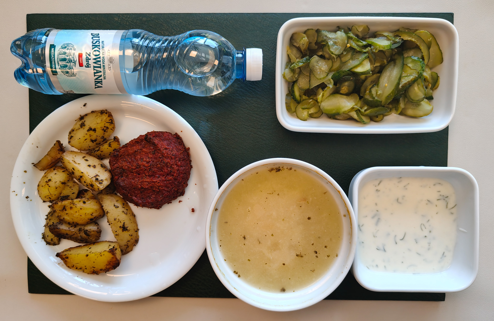 Barszcz biały z ziemniakami + 300 g ( GLU PSZ, SOJ, MLE, SEL, GLU ŻYT, ) Burger z buraka z serem mozzarella 80g + 80 g (GLU PSZ, JAJ, MLE, GOR, ) Dip jogurtowy o smaku czosnkowym + 100 g (MLE,) Ziemniaki łódeczki pieczone w ziołach + 150 g Ogórek kiszony małosolny + 150 g ( GOR,) Woda mineralna n/g 0,5l 1 szt