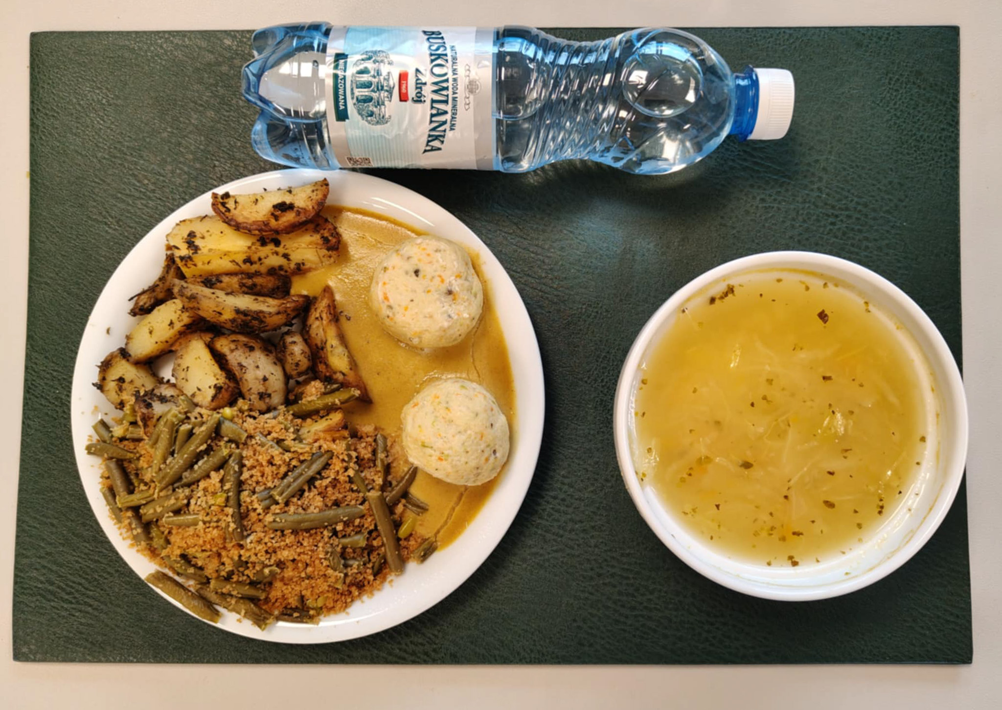 Kapuśniak z kapusty kiszonej + 300 g ( GLU PSZ, SOJ, SEL,) Medaliony z morszczuka z warzywami + 100 g (JAJ, RYB,) Sos musztardowy + 100 g ( GOR,) Ziemniaki łódeczki pieczone w ziołach + 150 g Fasolka szparagowa z bułką tartą