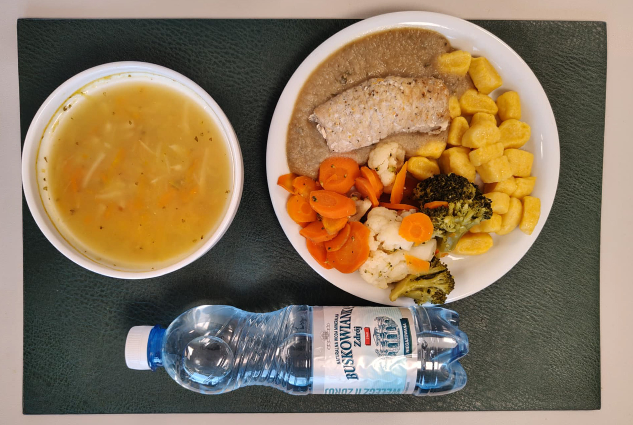Zupa ziemniaczana + 300 g ( MLE, SEL,) Zrazik wieprzowy zawijany dieta + 100 g (MLE,) Sos pietruszkowy + 100 g ( SOJ, MLE,) Kopytka dyniowe + 150 g ( GLU PSZ, JAJ,) Bukiet warzyw gotowanych + 150 g Woda mineralna n/g 0,5l 1 sz