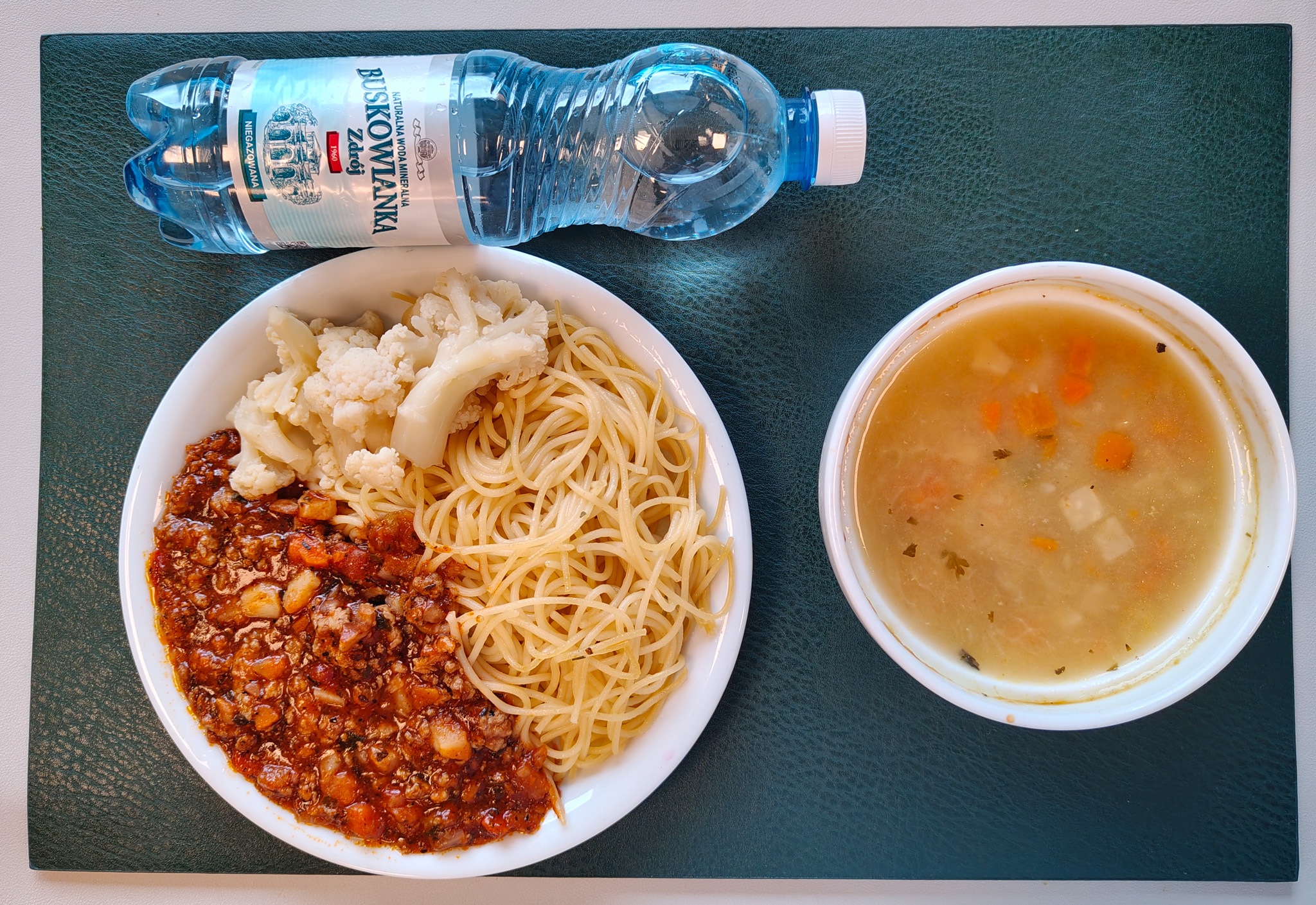 Zupa jarzynowa z ziemniakami + 300 g ( SOJ, MLE, SEL,) Sos boloński z wieprzowiną + 150 g ( SEL,) Makaron spaghetti z natką pietruszki + 150 g (GLU PSZ,) Kalafior gotowany + 150 g Woda mineralna n/g 0,5l 1 szt