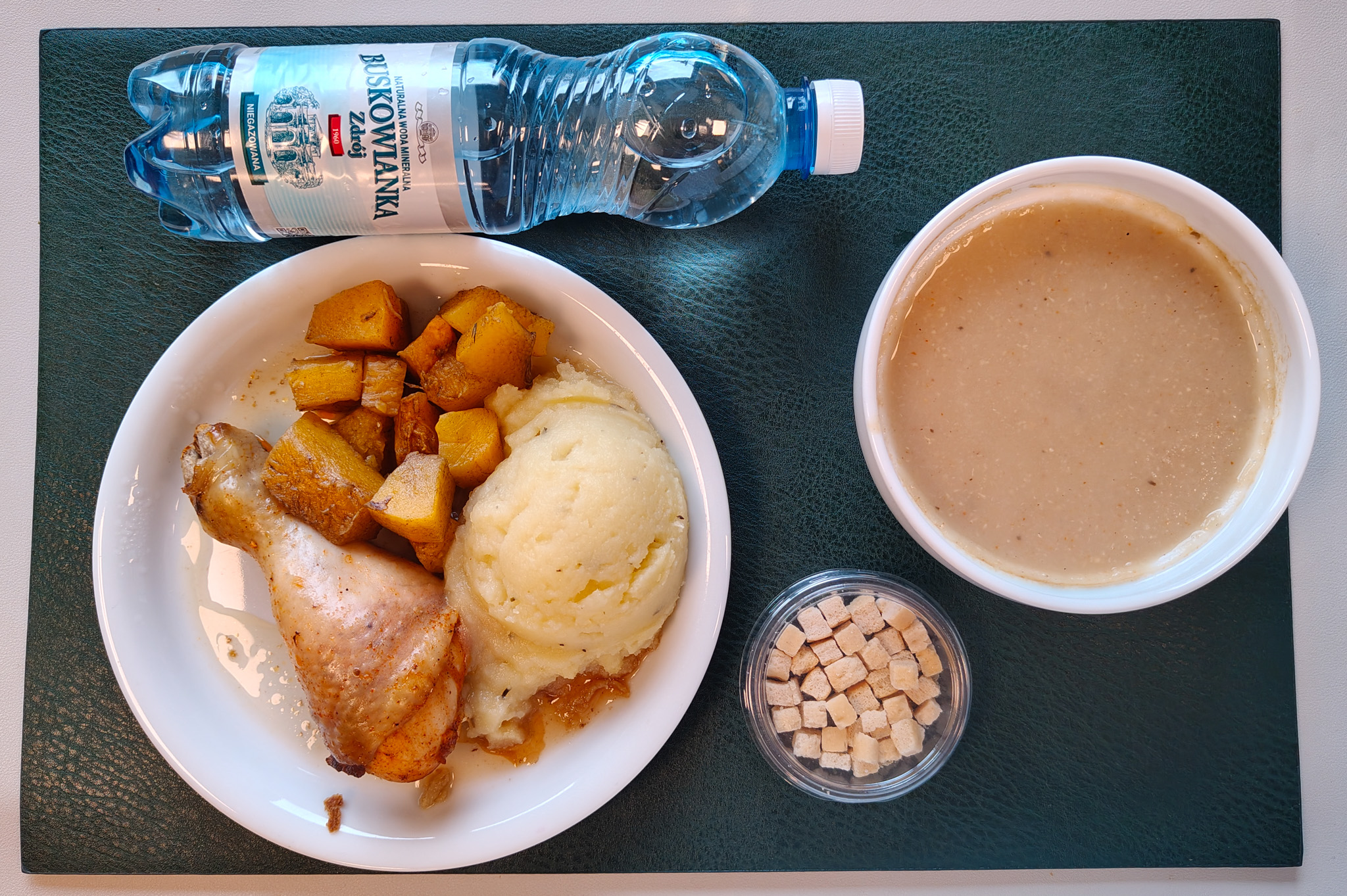 Zupa krem z selera + 300 g ( SOJ, MLE, SEL,) Grzanki pszenne + 10 g ( GLU PSZ, JAJ, MLE, może zawierać: SOJ, ) Podudzie pieczone + 120 g Puree ziemniaczane + 150 g ( MLE,) Dynia z miodem i cynamonem + 150 g Woda mineralna n/g 0,5l 1 szt