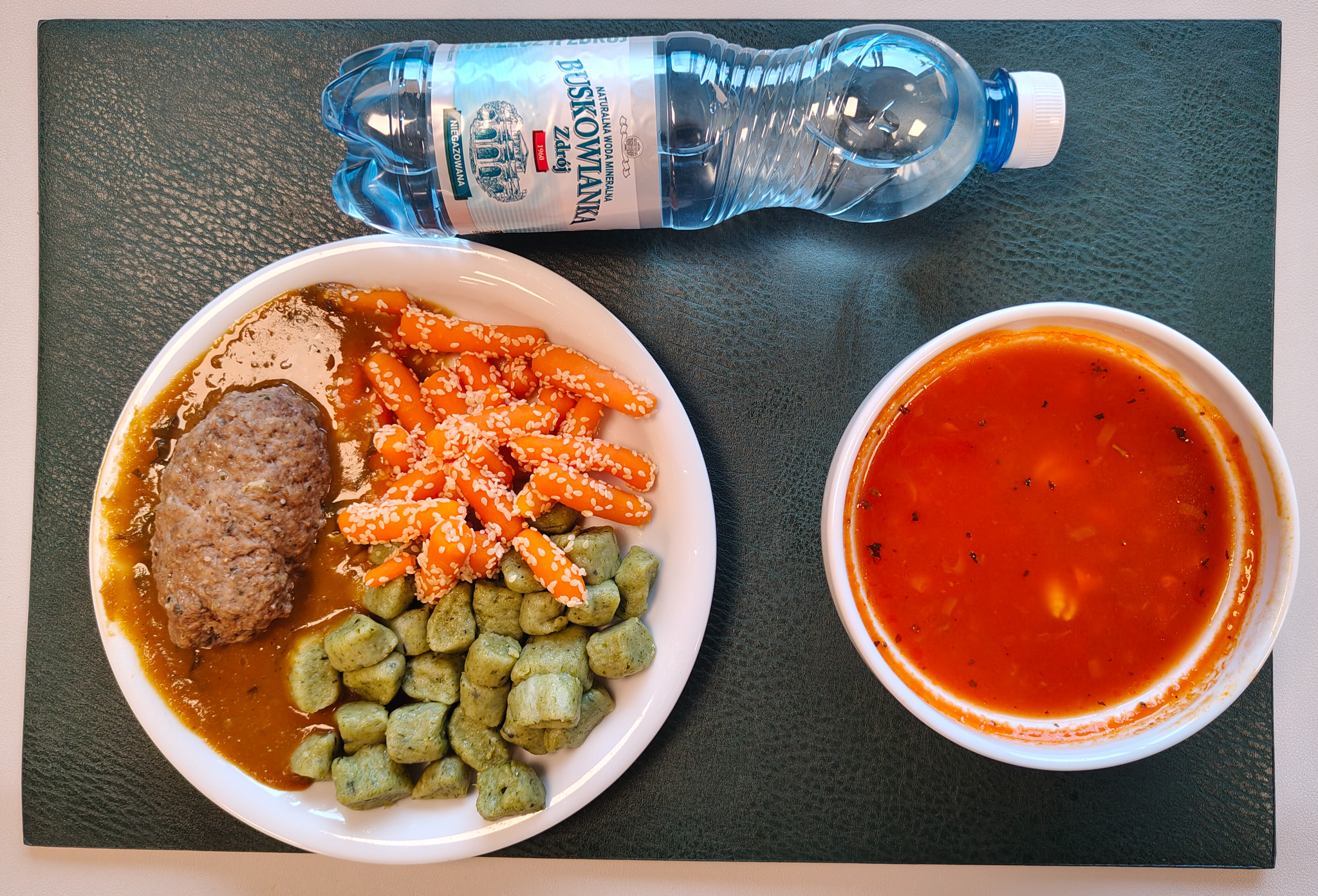 Zupa pomidorowa + 255 g ( SOJ, MLE, SEL,) Makaron muszelki + 45 g ( GLU PSZ,) Roladka wołowo-wieprzowa z nadzieniem żurawinowym + 100 g (GLU PSZ, JAJ, MLE, może zawierać: GLU PSZ, JAJ, OZI, SOJ, MLE, ORZ, SEZ, ) Sos pieczeniowy + 100 g ( GLU PSZ, SOJ, MLE,) Kopytka szpinakowe + 150 g ( GLU PSZ, JAJ, może zawierać: SOJ, SEL, GOR, ) Marchew mini z sezamem + 150 g ( SEZ,) Woda mineralna n/g 0,5l 1 szt