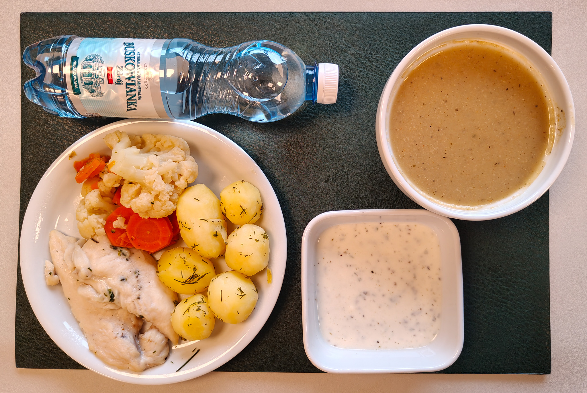 Zupa krem z białych warzyw + 300 g ( SOJ, SEL,) Grzanki pszenne + 10 g ( GLU PSZ, JAJ, MLE, może zawierać: SOJ,) Polędwiczki z kurczaka na parze + 150 g Dip jogurtowo-ziołowy + 100 g ( MLE,) Ziemniaki gotowane z koperkiem + 150 g Bukiet warzyw gotowanych + 150 g Woda mineralna n/g 0,5l 1 szt