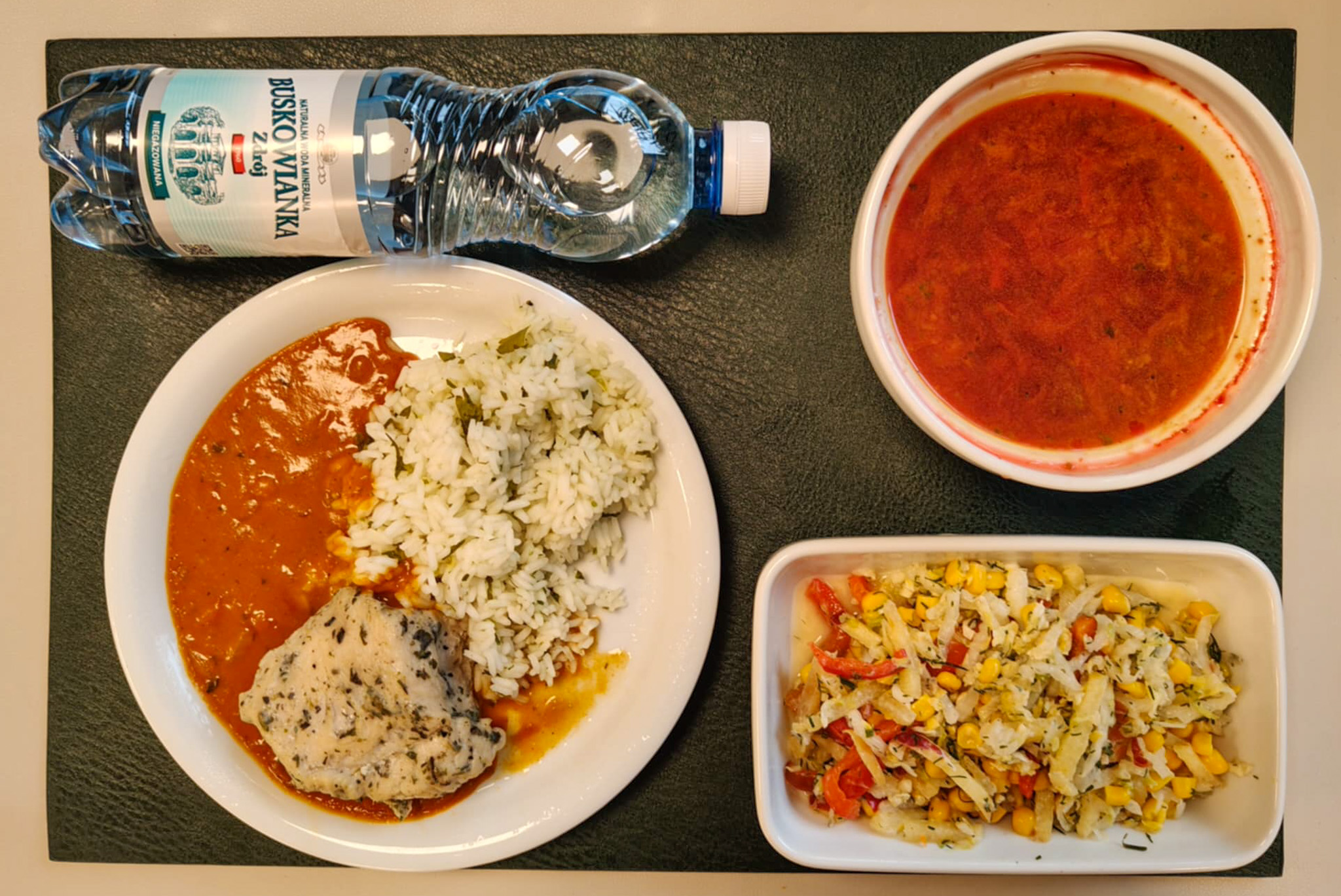 Barszcz czerwony z ziemniakami + 300 g ( SOJ, MLE, SEL,) Filet z indyka pieczony dieta + 100 g Sos curry + 100 g Ryż brązowy z natką pietruszki + 150 g Surówka z kapusty pekińskiej, kukurydzą, jabłkiem, papryką czerwoną b/c + 150 g ( MLE,) Woda mineralna n/g 0,5l 1 szt