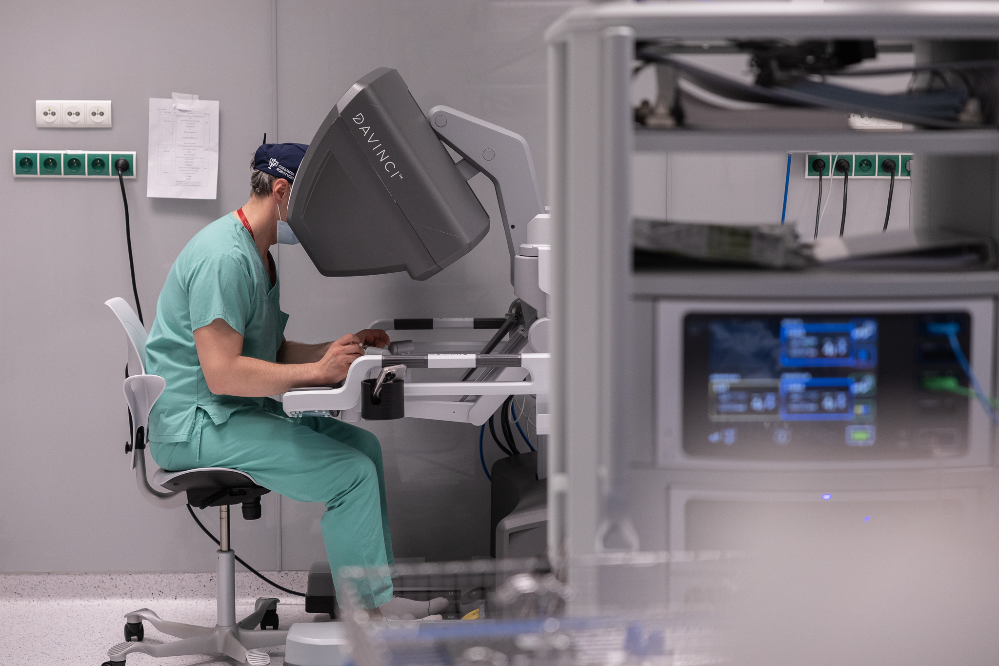 dr Tomasz Wiatr wykonuje operację robotyczną