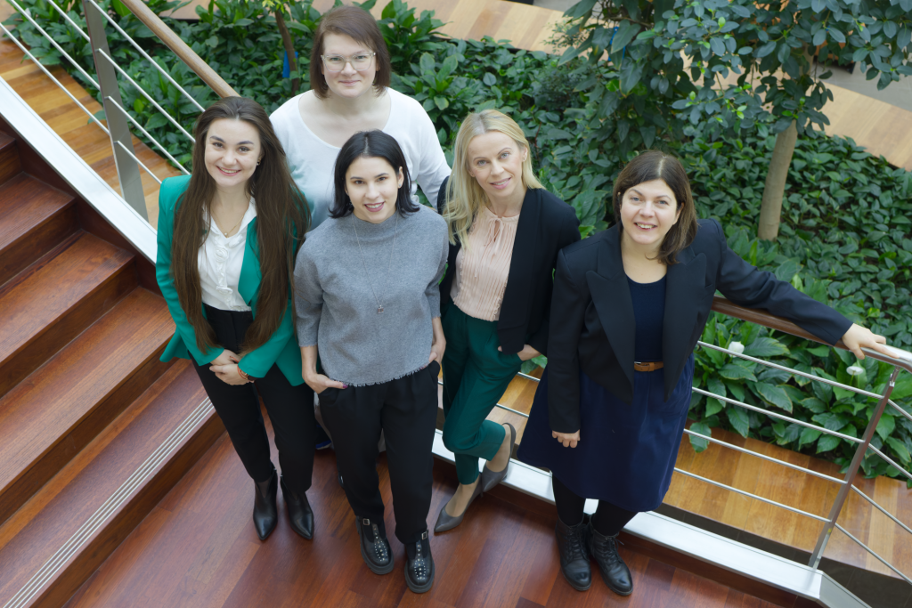 Na zdjęciu (od lewej): Aleksandra Krajcer, dr n. med. Ewelina Grzywna (z tyłu), dr Alicja Hinz (z przodu), dr hab. Joanna Lewandowska-Łańcucka, prof. UJ, dr hab. Monika Bzowska, prof. UJ