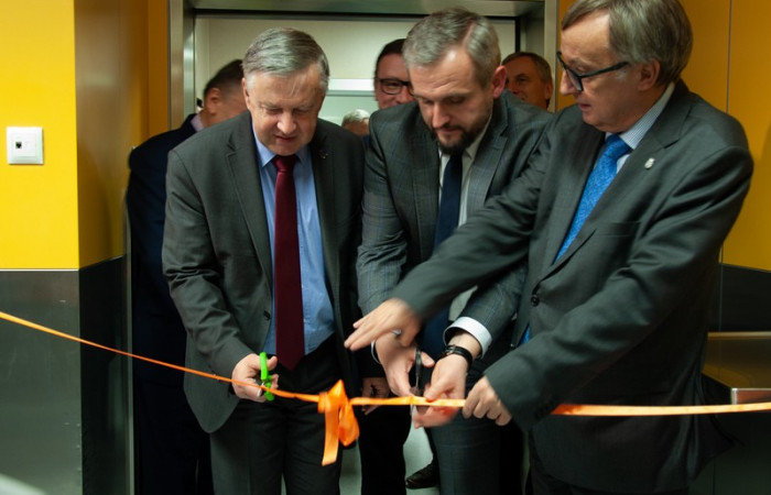 Uroczyste przecięcie wstęgi przez prof. dr hab. med. Tomasza Grodzickiego, Dyrektora Szpitala, Marcina Jędrychowskiego oraz Rektora Uniwersytetu Jagiellońskiego w latach 2012-2020 prof. Wojciecha Nowaka
