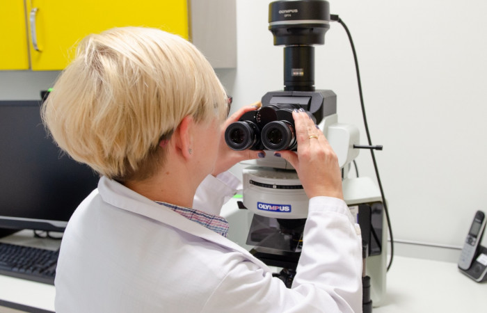 Pracownik przy obsłudze maszyn