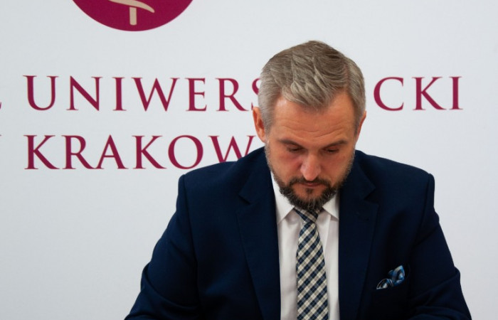 Podpisanie umowy: Dyrektor Marcin Jędrychowski 