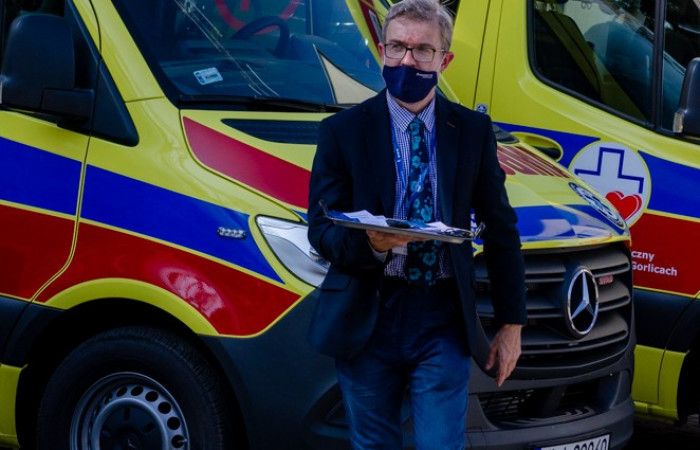 Reprezentant UMWM z taca kluczyków do ambulansów