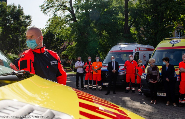 Ratownicy przy karetkach