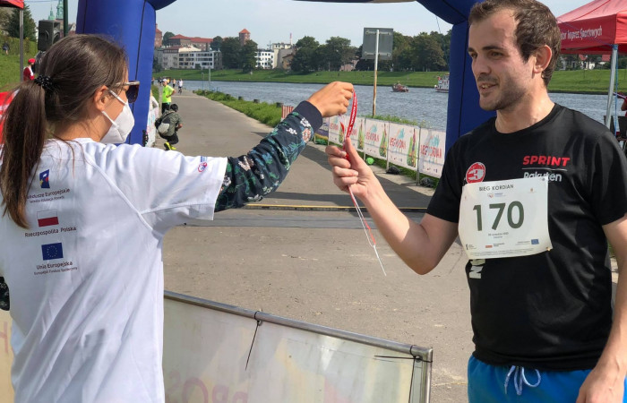 wręczenie medali za uczestnictwo w biegu