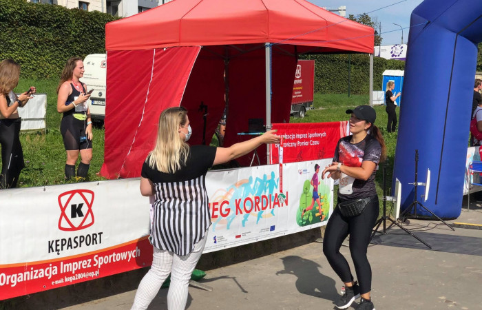 wręczenie medali za uczestnictwo w biegu