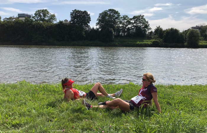 Uczestnicy odpoczywają po biegu