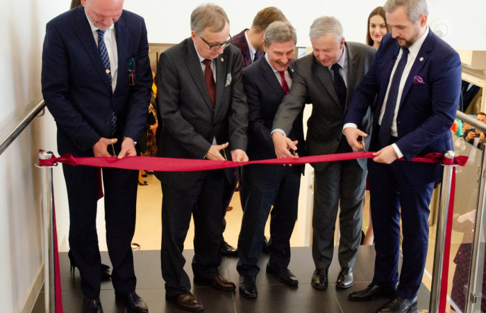Otwarcie nowej siedziby szpitala uniwersyteckiego w Krakowie - przecięcie wstęgi 