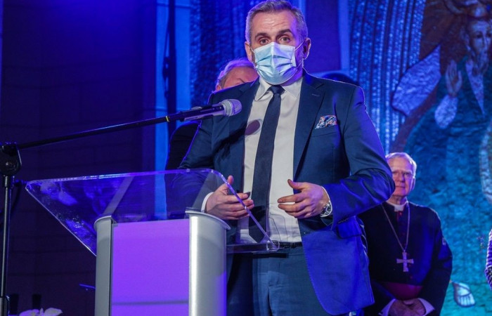 Dyrektor szpitala Marcin Jędrychowski na scenie