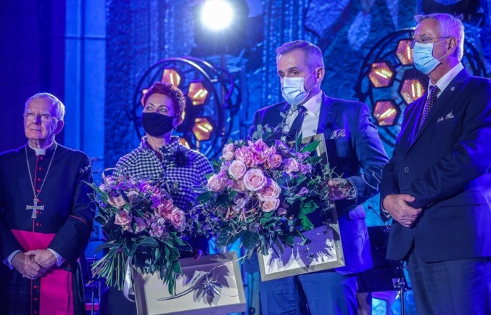 Odebranie  Nagrody Województwa Małopolskiego im. Jana Pawła II Veritatis Splendor, na scenie jest m.in. Marcin Jędrychowski Dyrektor Szpitala, profesor Aleksander Garlicki – Kierownik Oddziału Klinicznego Chorób Zakaźnych oraz pani Alina Zabdyr – pielęgni