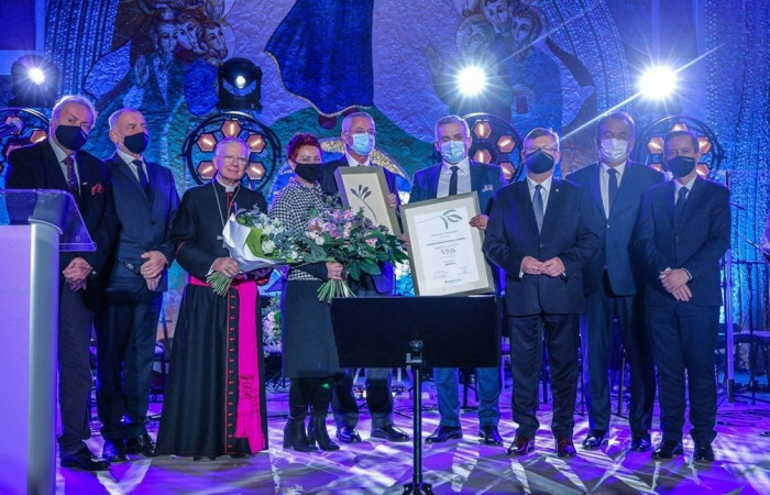 Odebranie  Nagrody Województwa Małopolskiego im. Jana Pawła II Veritatis Splendor, na scenie jest m.in. Marcin Jędrychowski Dyrektor Szpitala, profesor Aleksander Garlicki – Kierownik Oddziału Klinicznego Chorób Zakaźnych oraz pani Alina Zabdyr – pielęgni