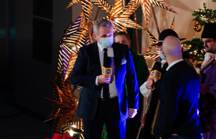 Zbliżenie na przemawiającego dyrektora