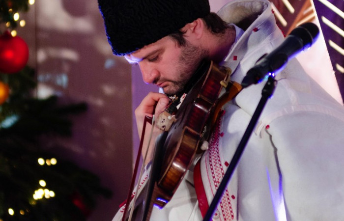 Zespół Jan Karpiel - Bułecka podczas występu świątecznego